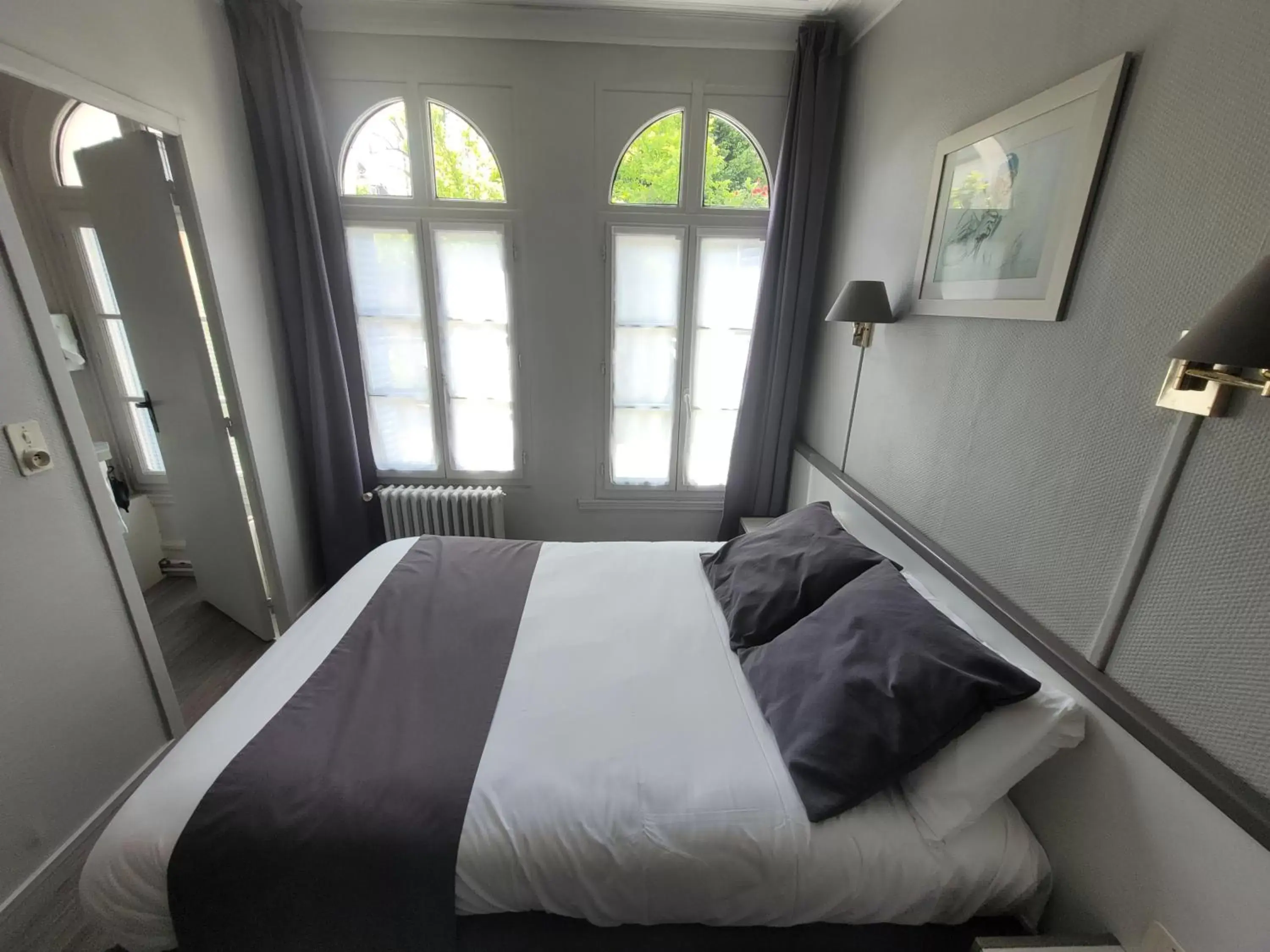 Bed in Hôtel Céline - Hôtel de la Gare