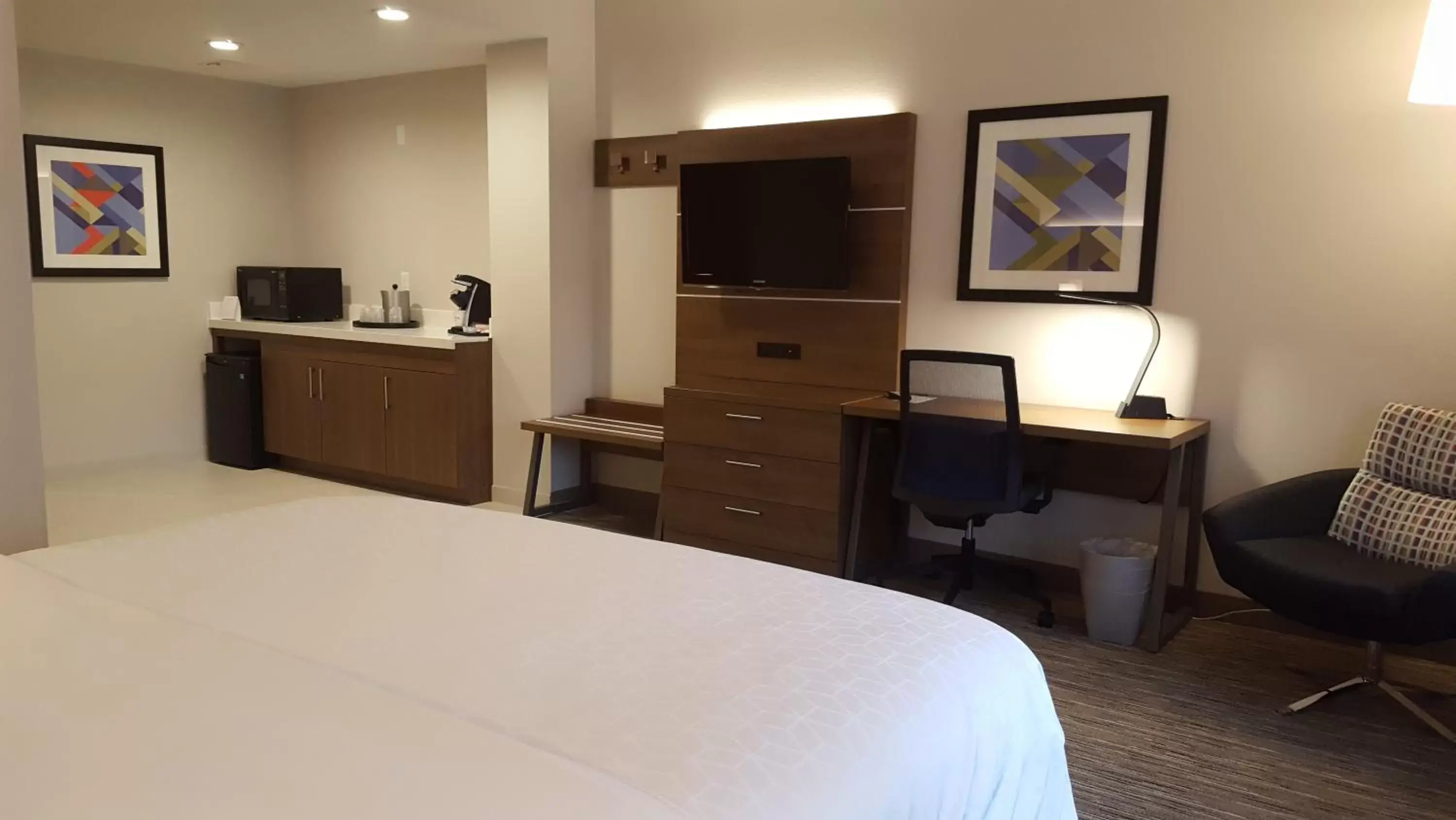 Photo of the whole room, TV/Entertainment Center in Holiday Inn Express Fremont - Milpitas Central, an IHG Hotel