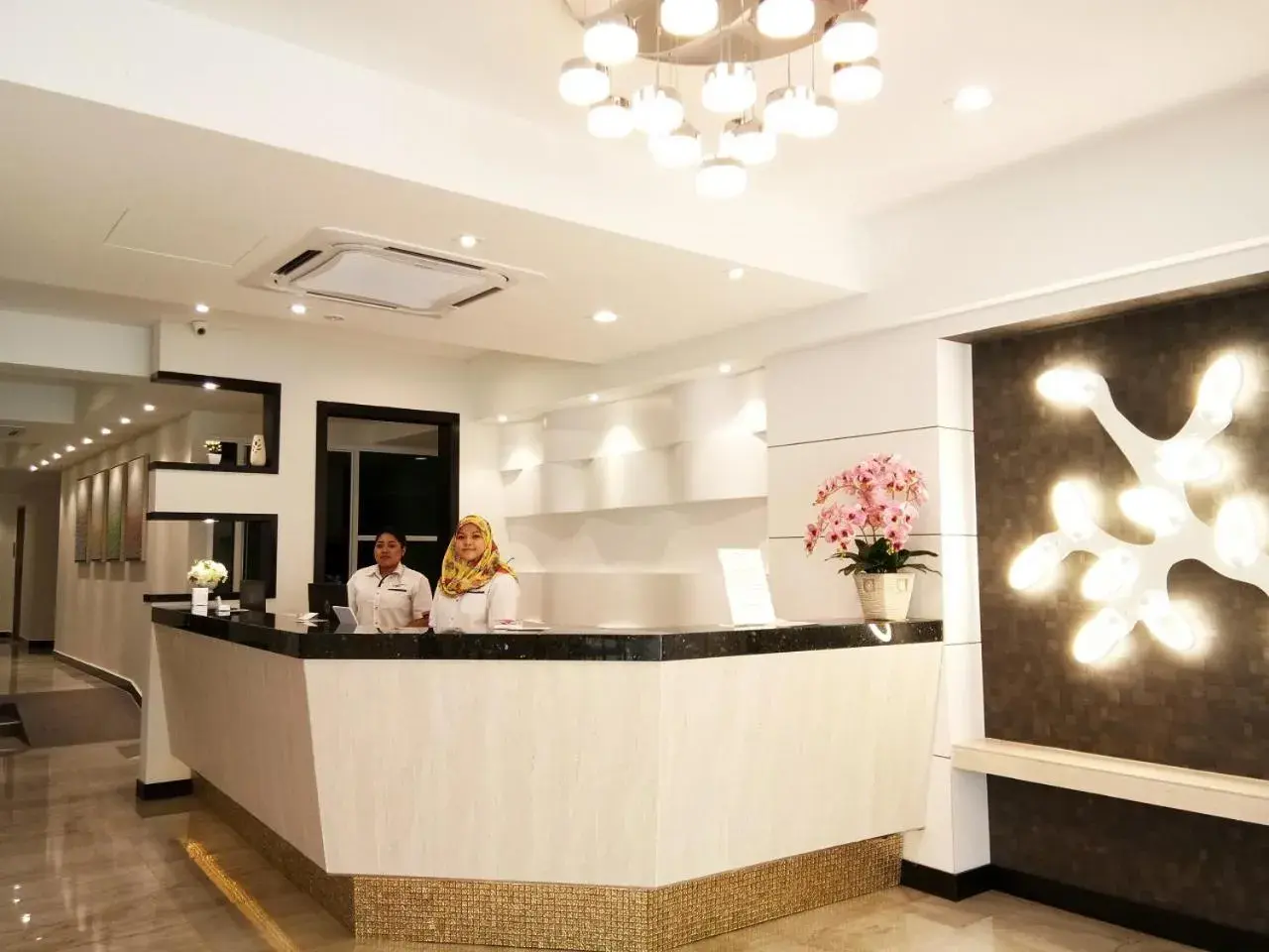 Lobby/Reception in Meriton Inn Hotel