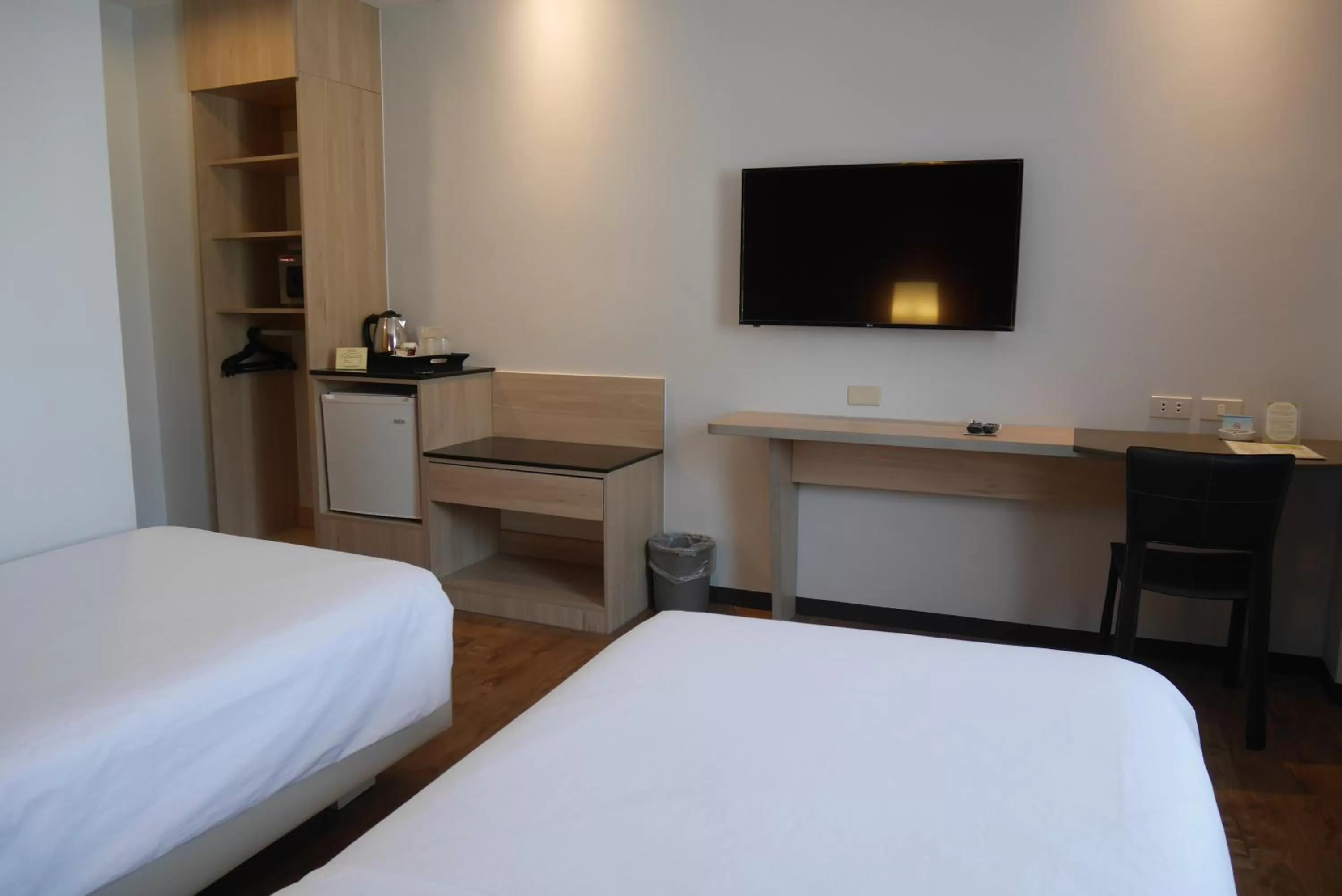 TV and multimedia, Bed in Circle Inn Hotel and Suites Bacolod