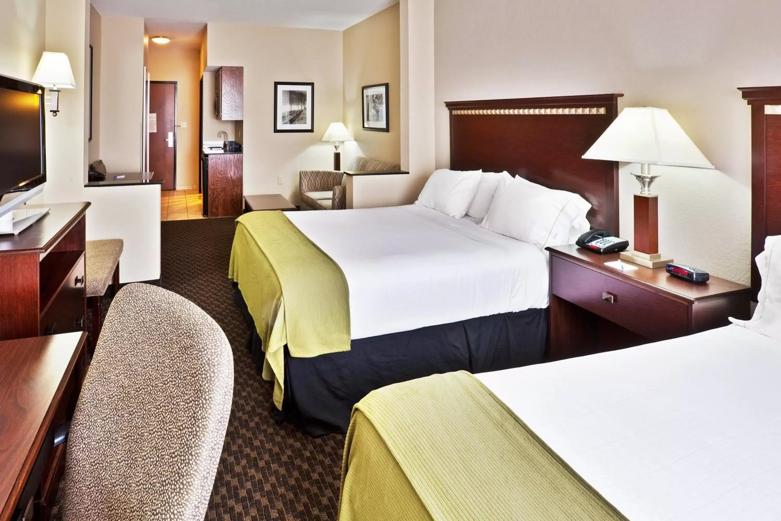 Photo of the whole room, Bed in Holiday Inn Express & Suites - Miami, an IHG Hotel