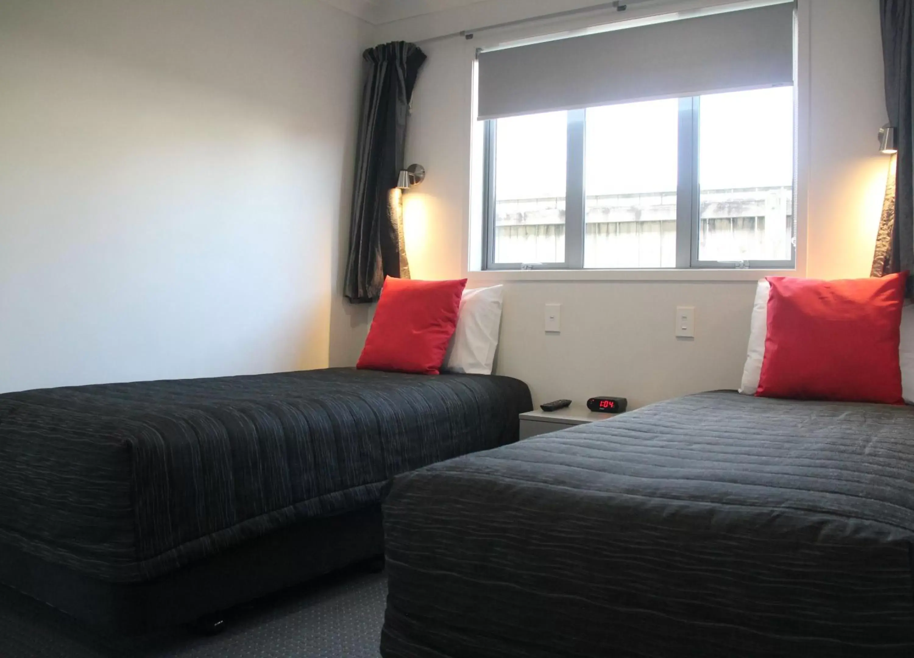 Photo of the whole room, Bed in Pukekura Motor Lodge