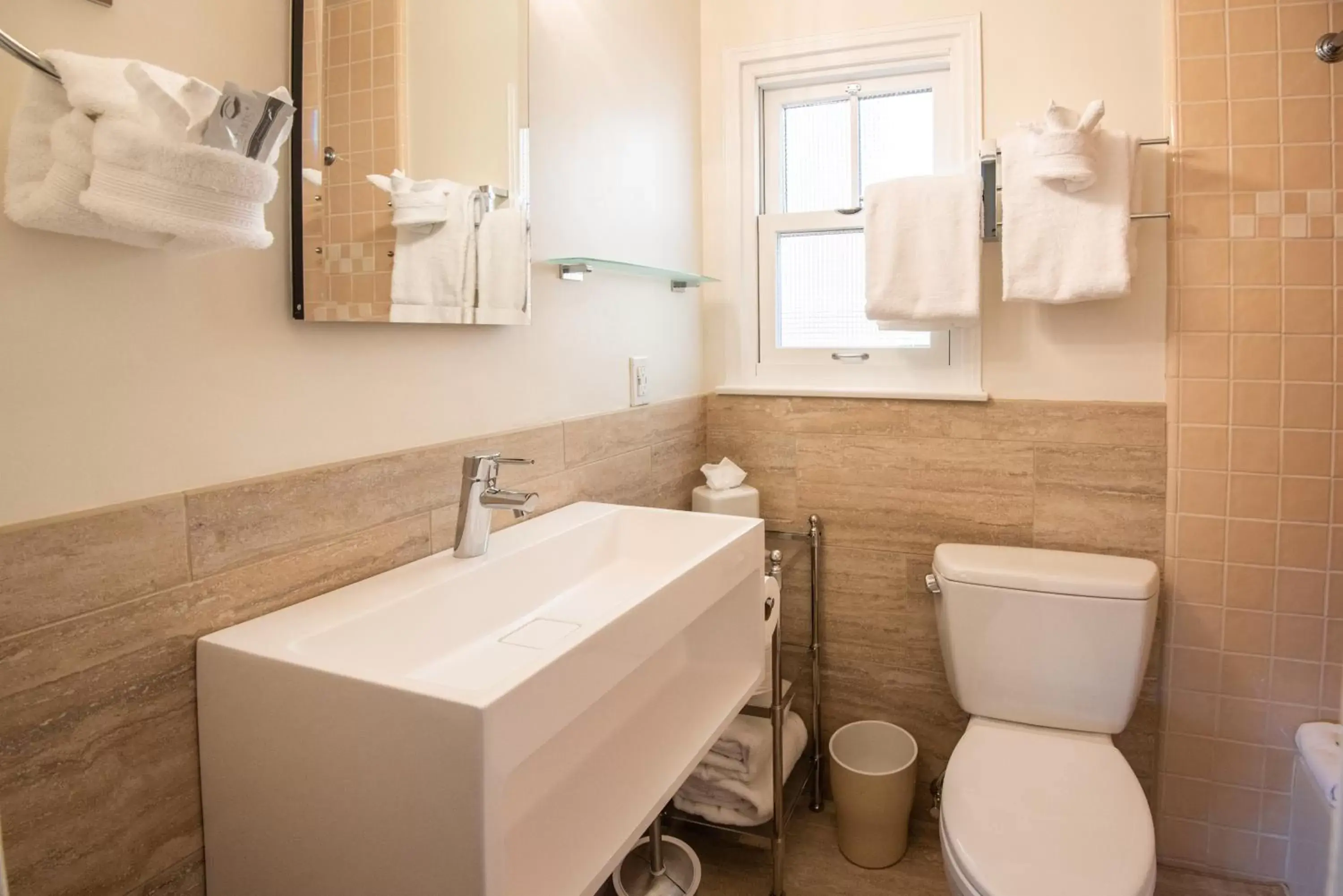 Shower, Bathroom in Harbor House Inn