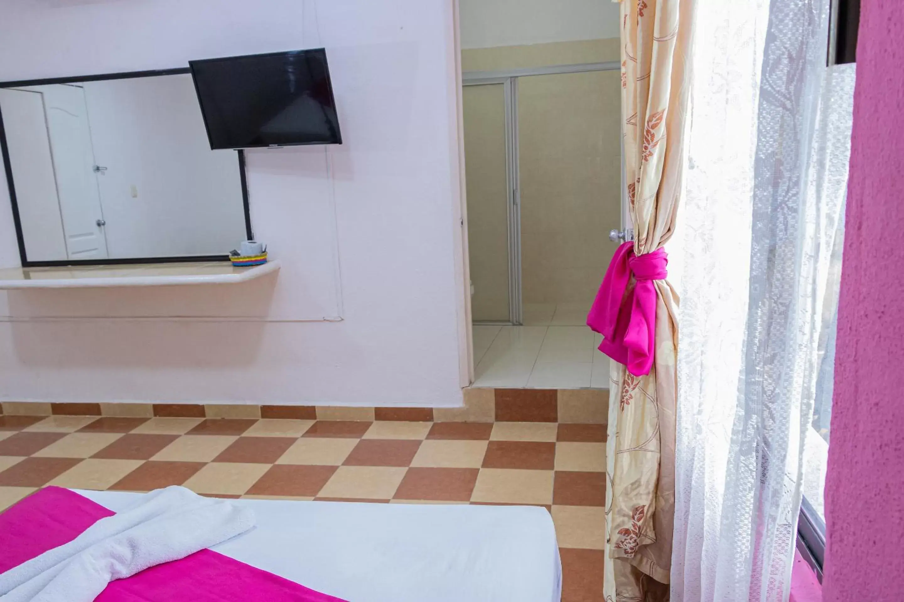 Bedroom, TV/Entertainment Center in OYO Hotel Marías,Aeropuerto Internacional de Chetumal