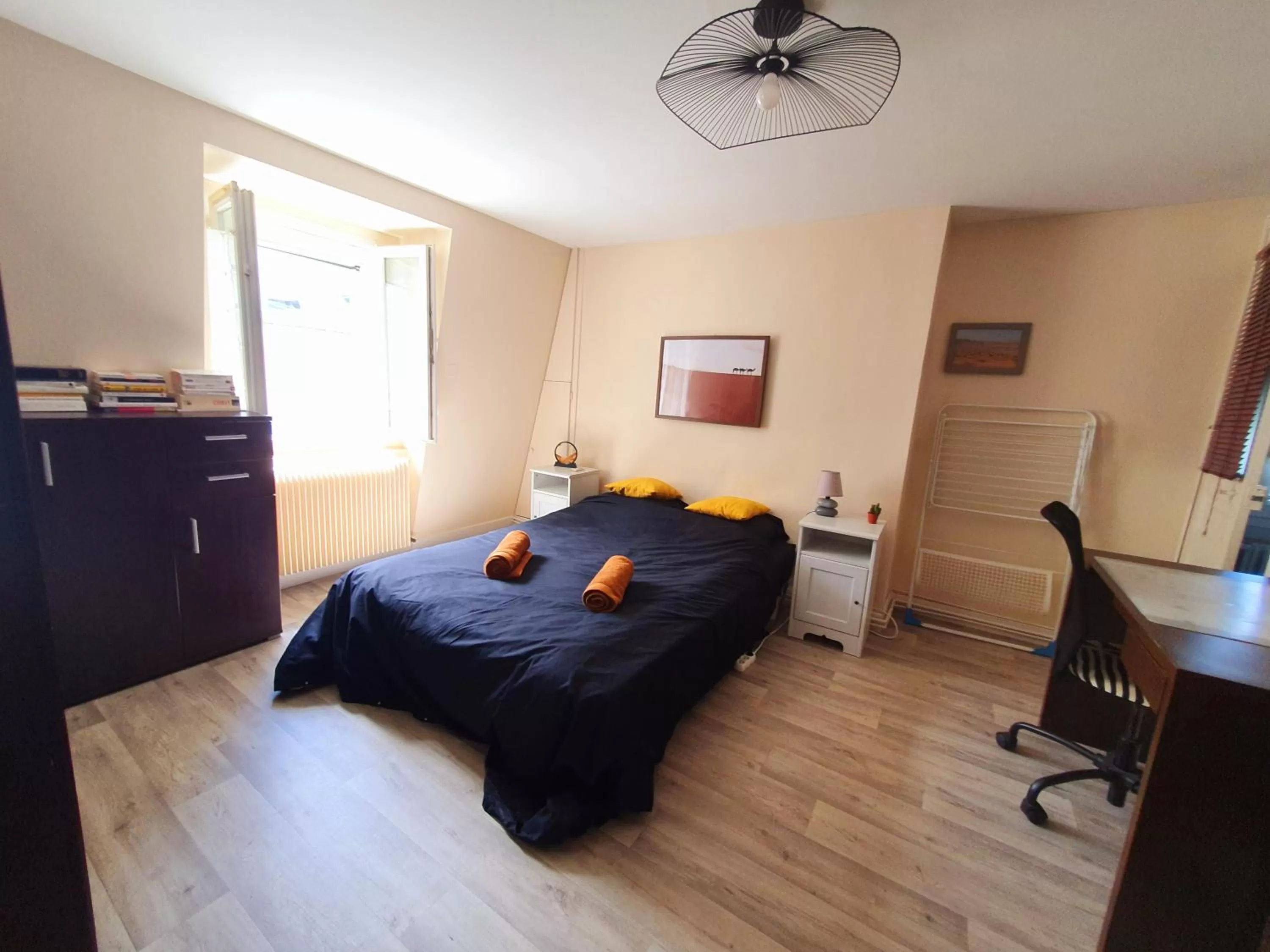 TV/Entertainment Center in Cocon cosy avec SDB privée à Tours centre