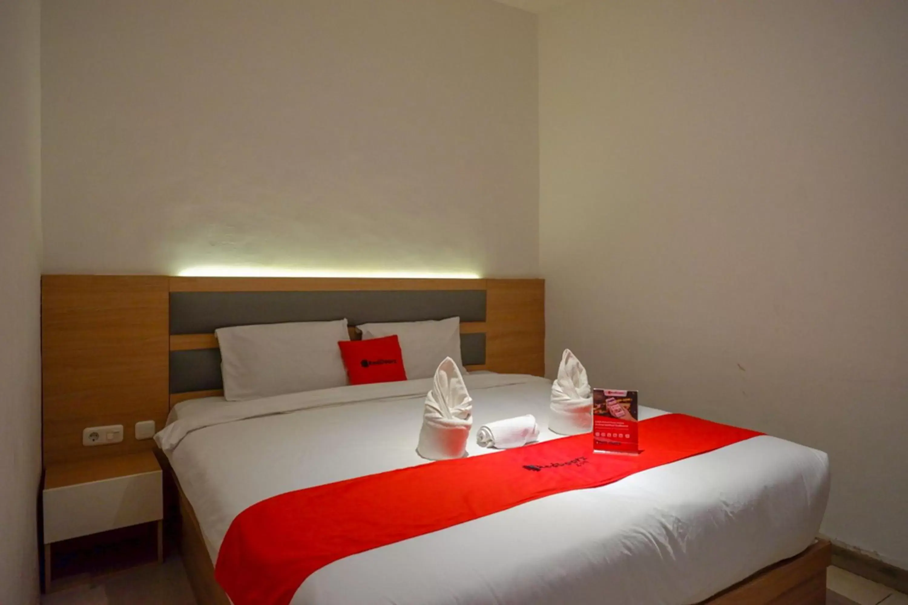 Bedroom, Bed in RedDoorz Plus @ Losari Makassar