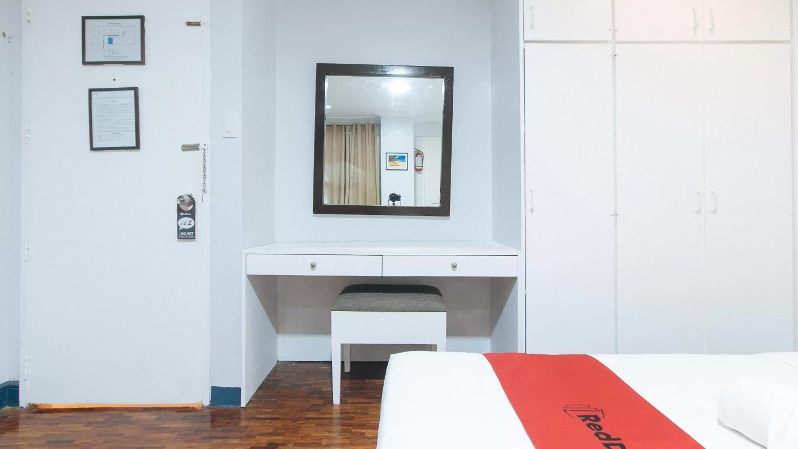 Bedroom in RedDoorz Premium near Greenbelt Makati - Vaccinated Staff