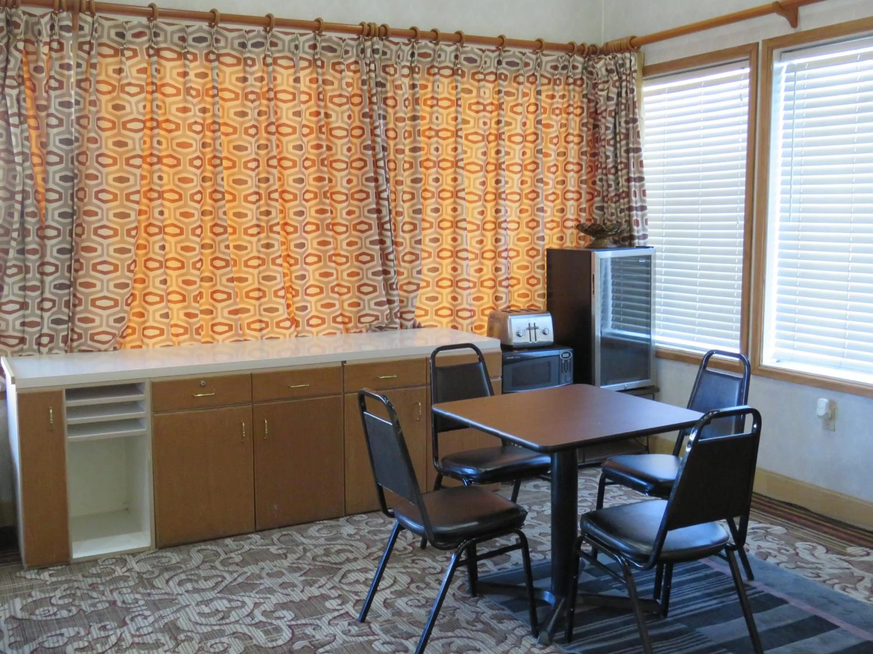 Breakfast in Thunderbird Motel