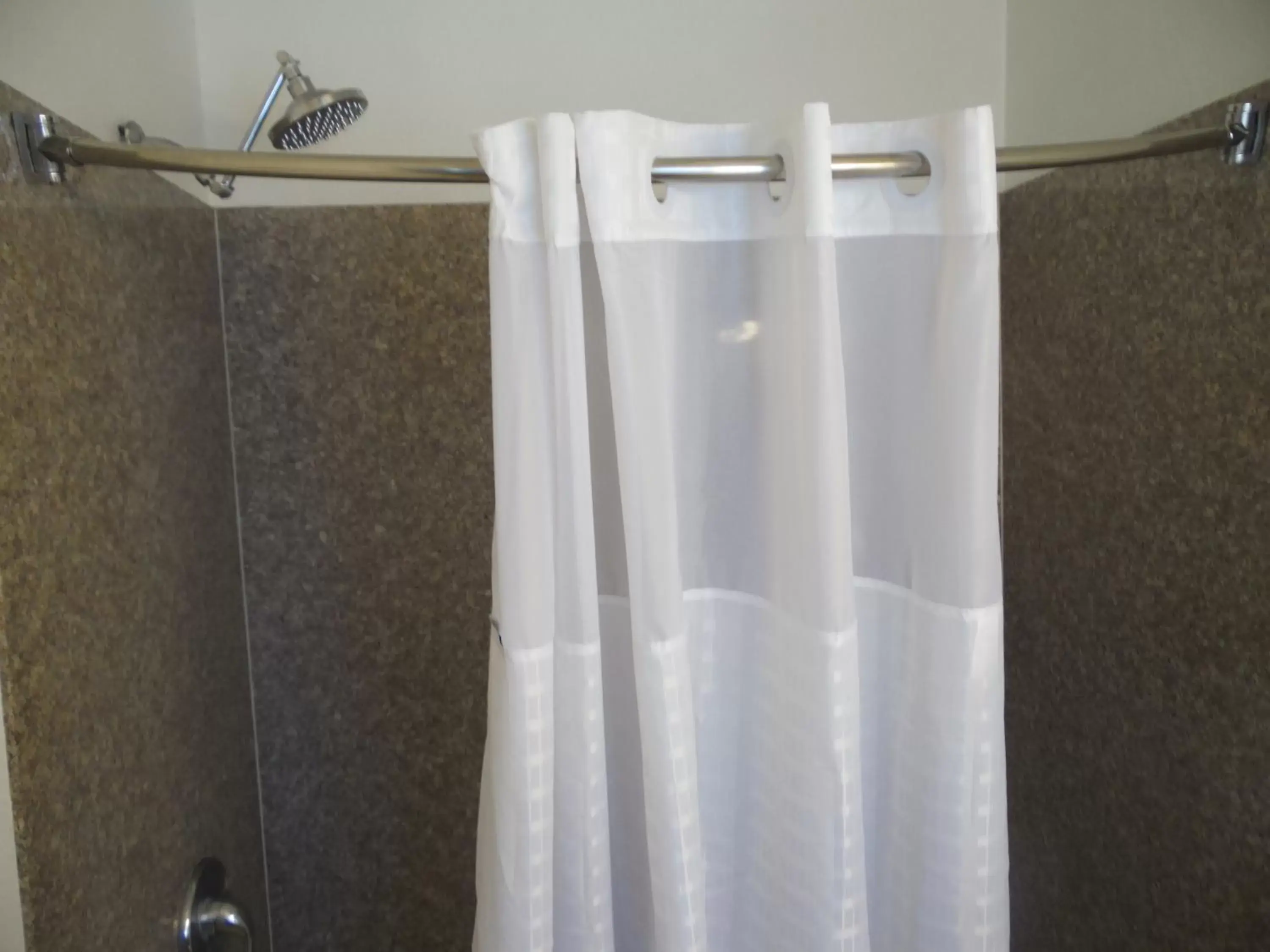 Shower, Bathroom in Hi-Way Host Motel