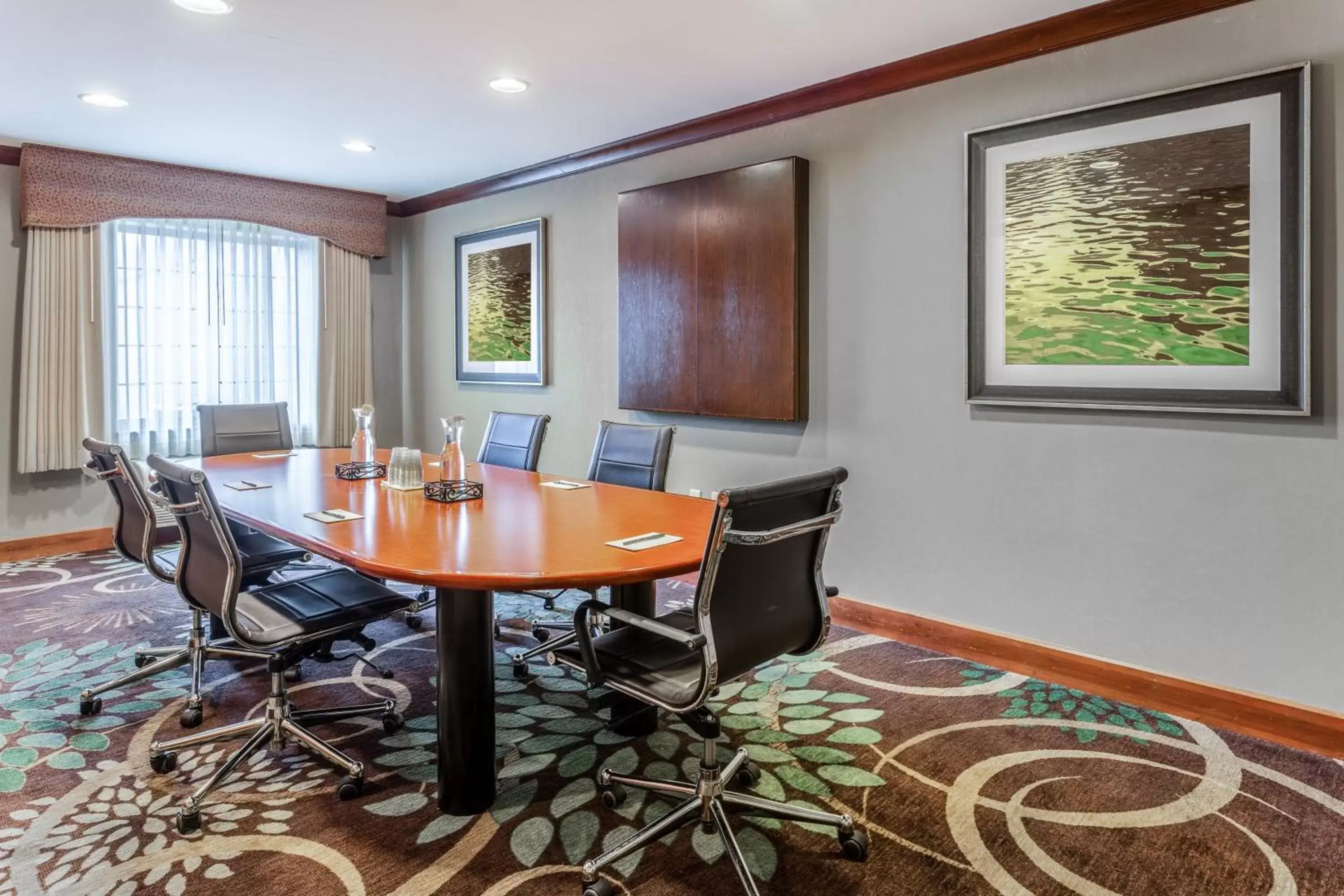 Meeting/conference room in Staybridge Suites Davenport, an IHG Hotel