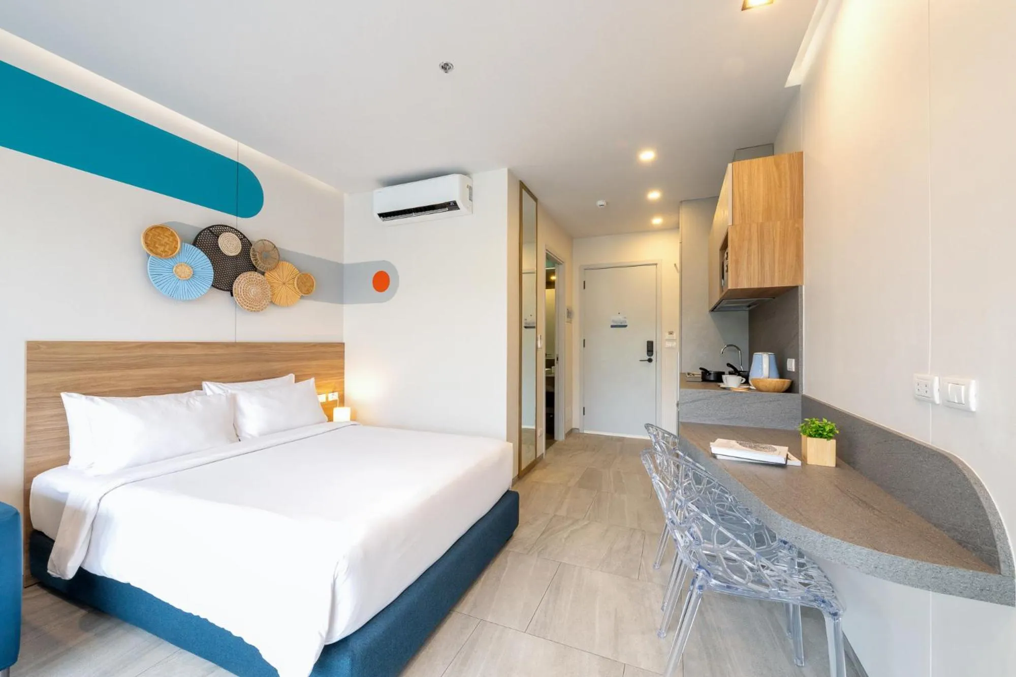 Photo of the whole room, Bed in HOMA Phuket Town