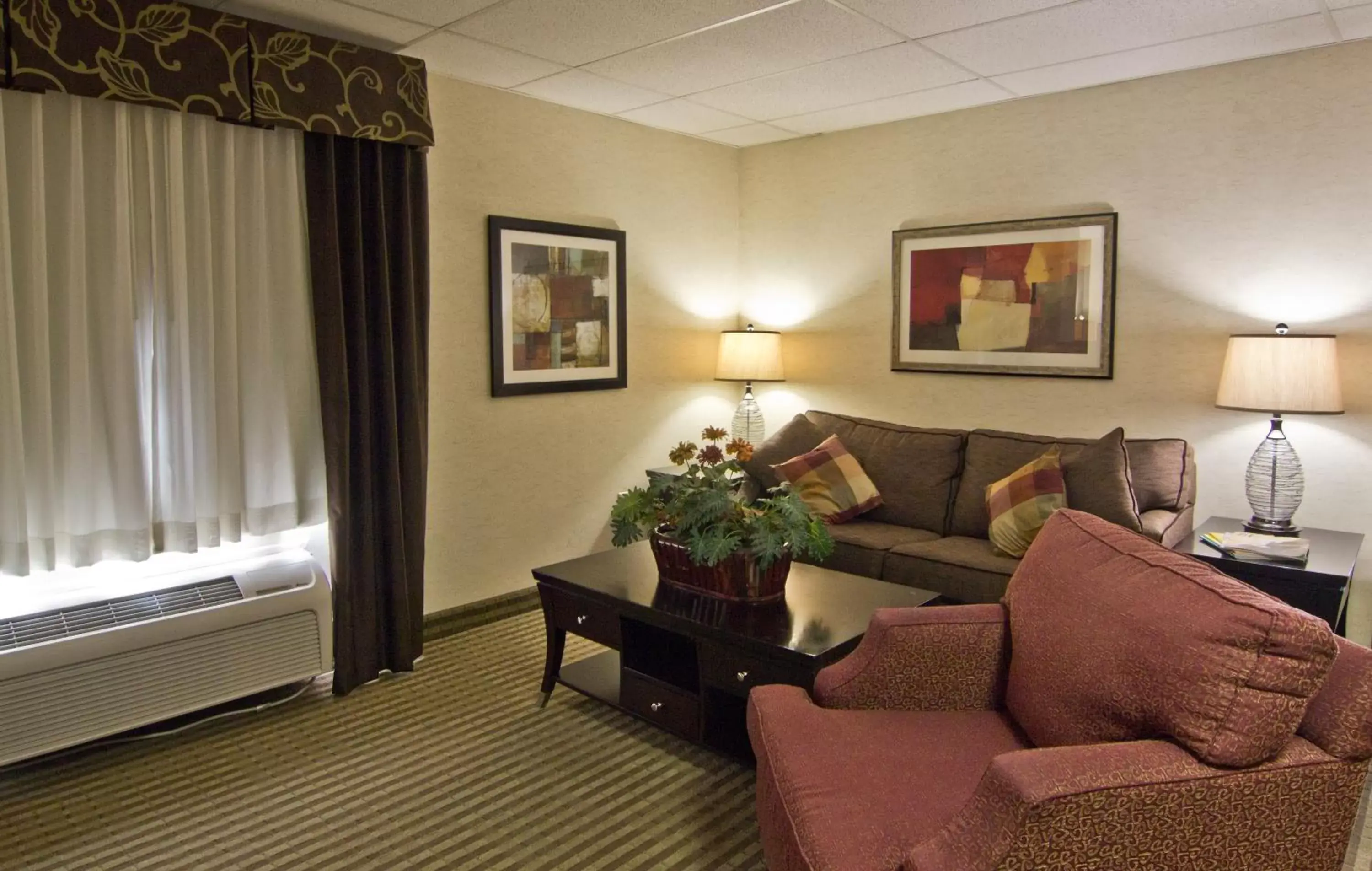 Living room, Seating Area in Christopher Inn and Suites