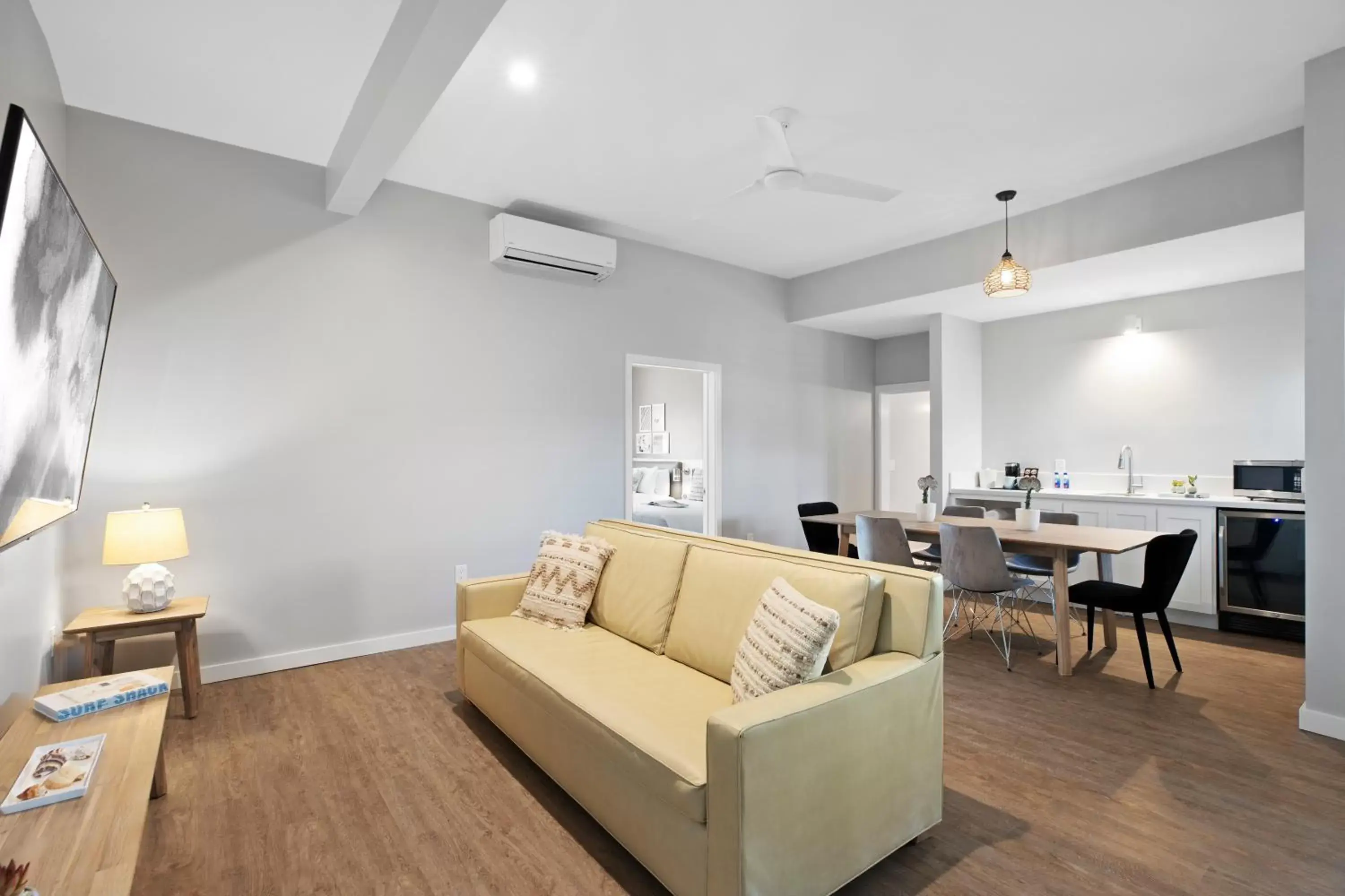 Kitchen or kitchenette, Seating Area in Sea Sprite Ocean Front Hotel