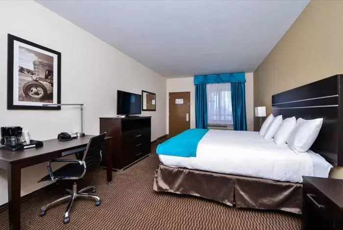 King Room with Kitchenette - Smoking in Americas Best Value Inn Cuero