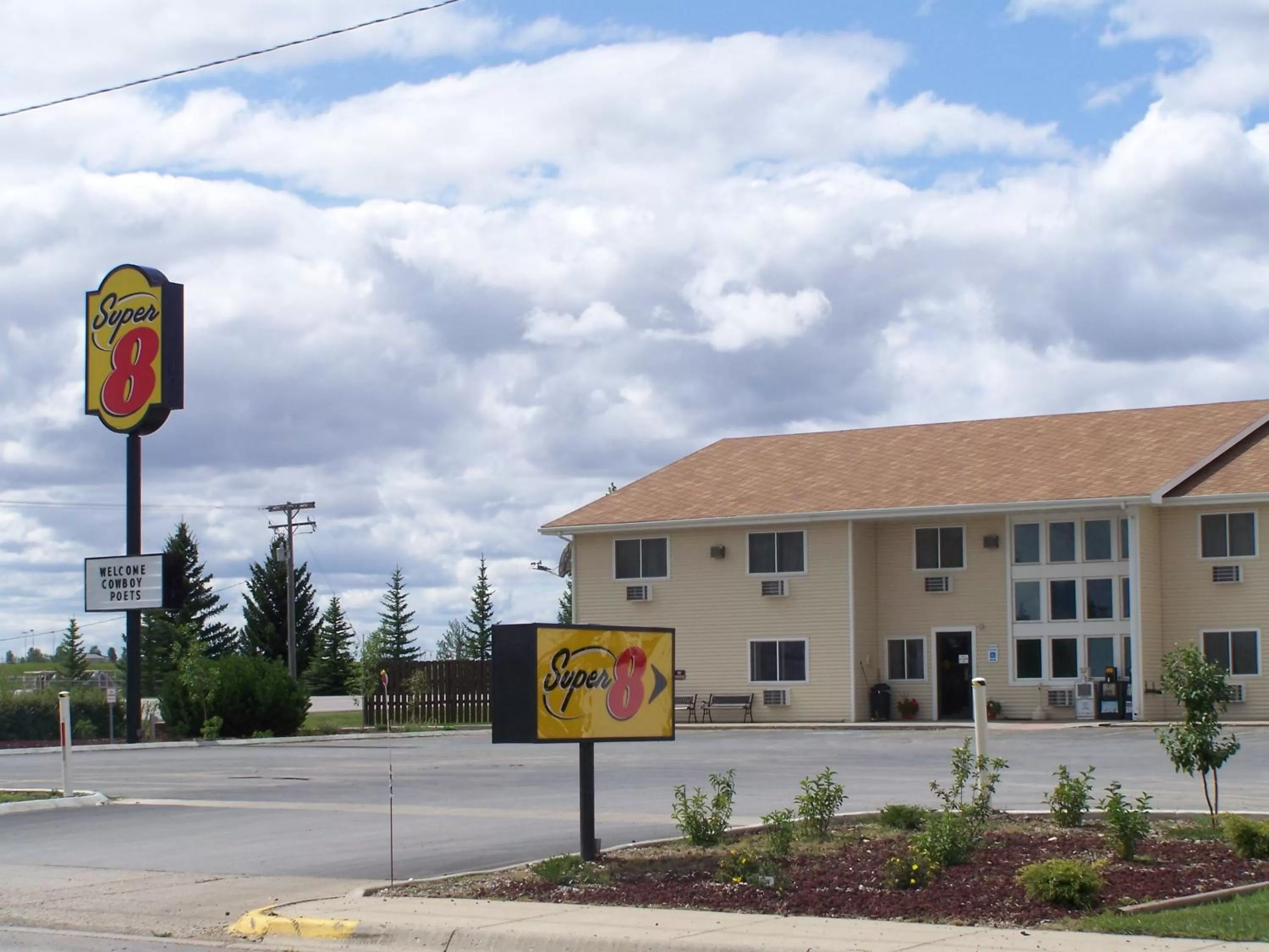Facade/entrance in Super 8 by Wyndham Lewistown