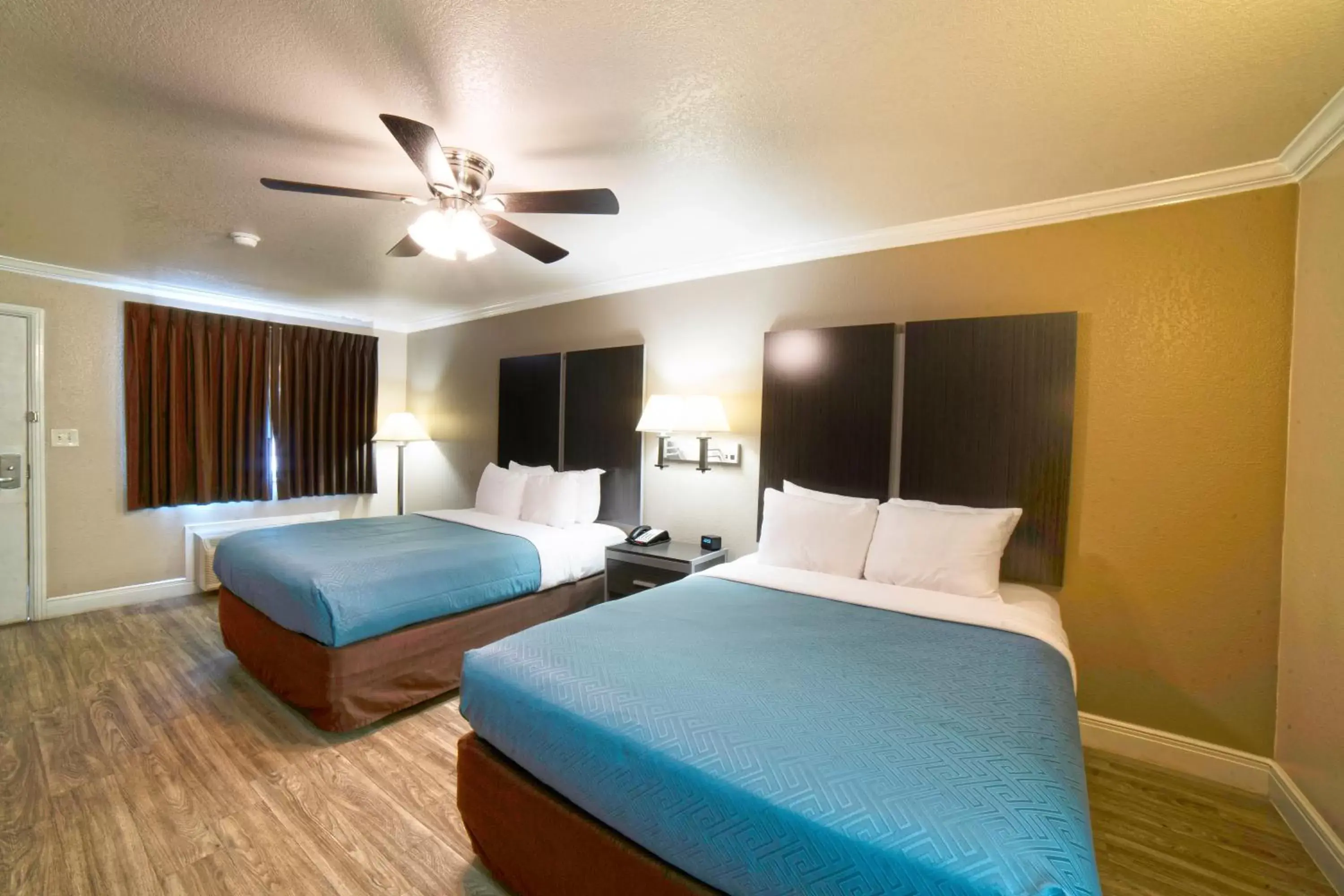 Bed in Econo Lodge Inn & Suites Corpus Christi