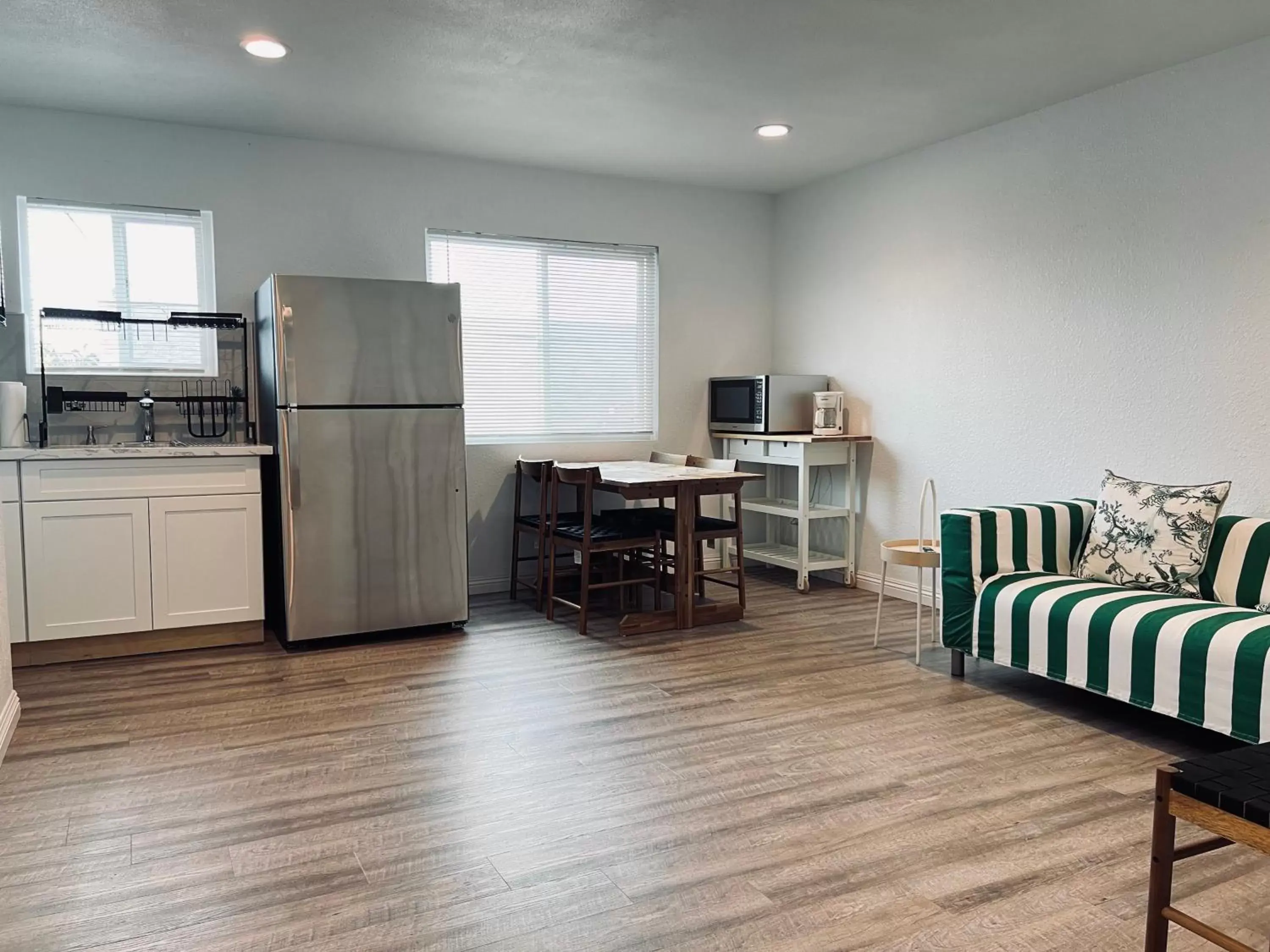 Living room, Kitchen/Kitchenette in Unik Motel