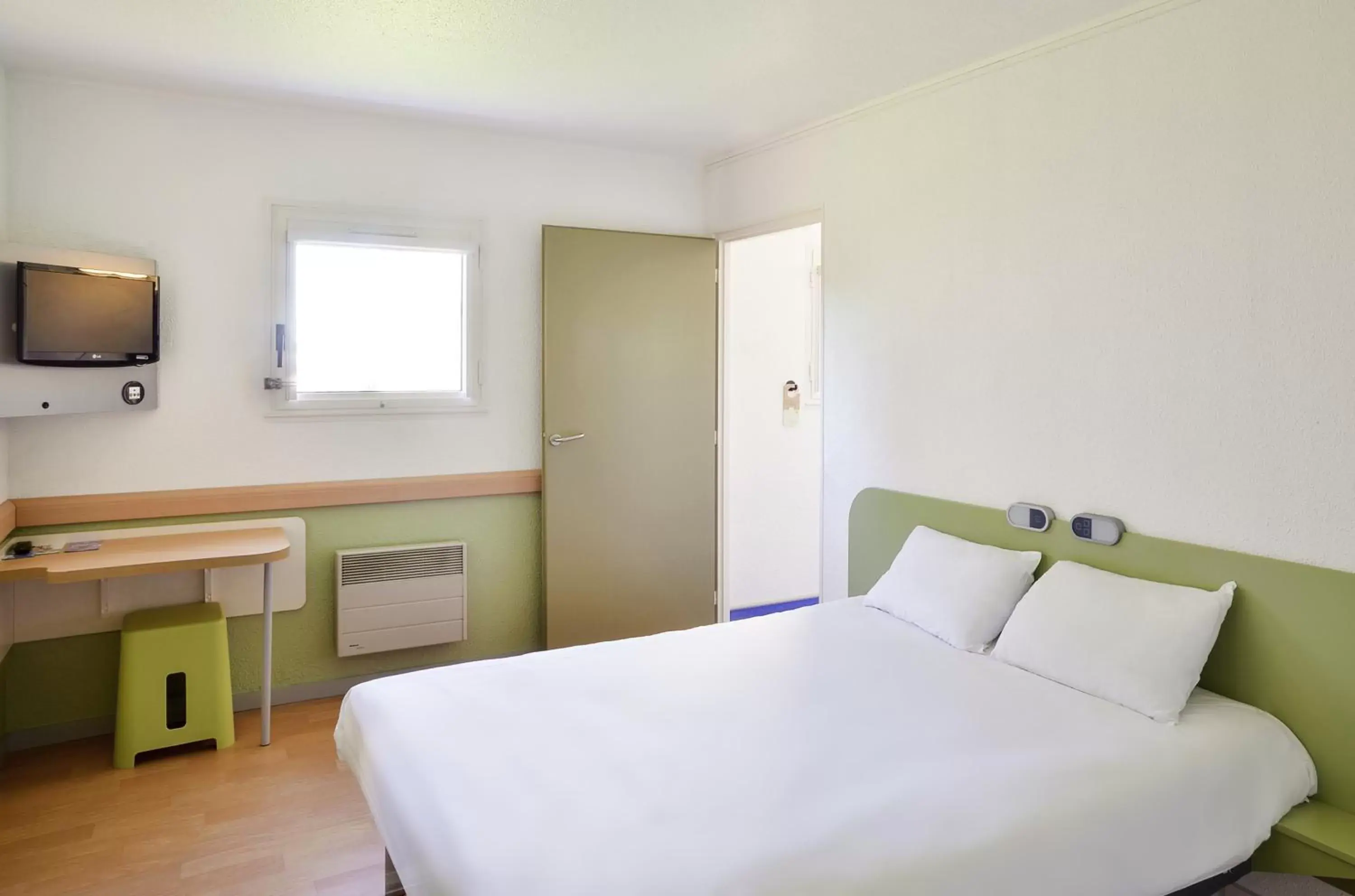 Bedroom, Bed in Hotel Ibis Budget Lyon Eurexpo -