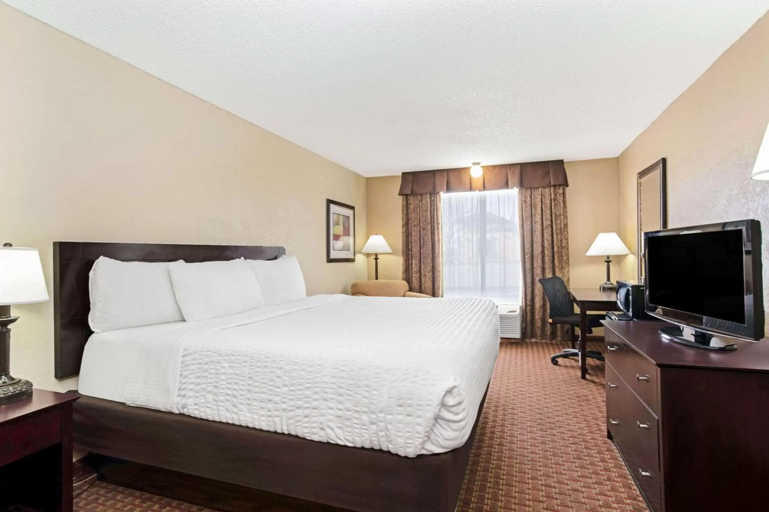 Photo of the whole room, Bed in La Quinta by Wyndham Casper Event Center Area