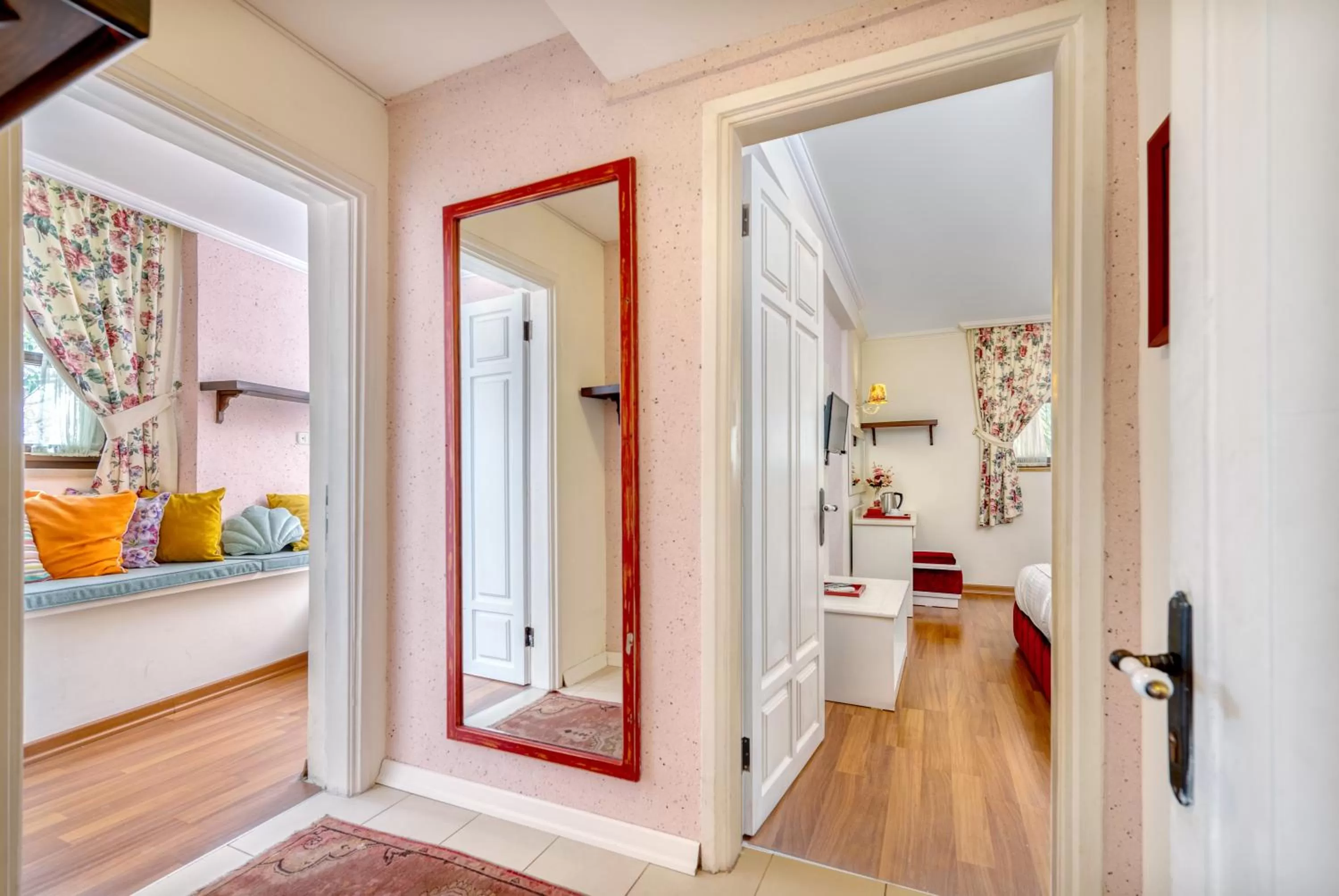 Living room, Bed in Adalya Port Hotel