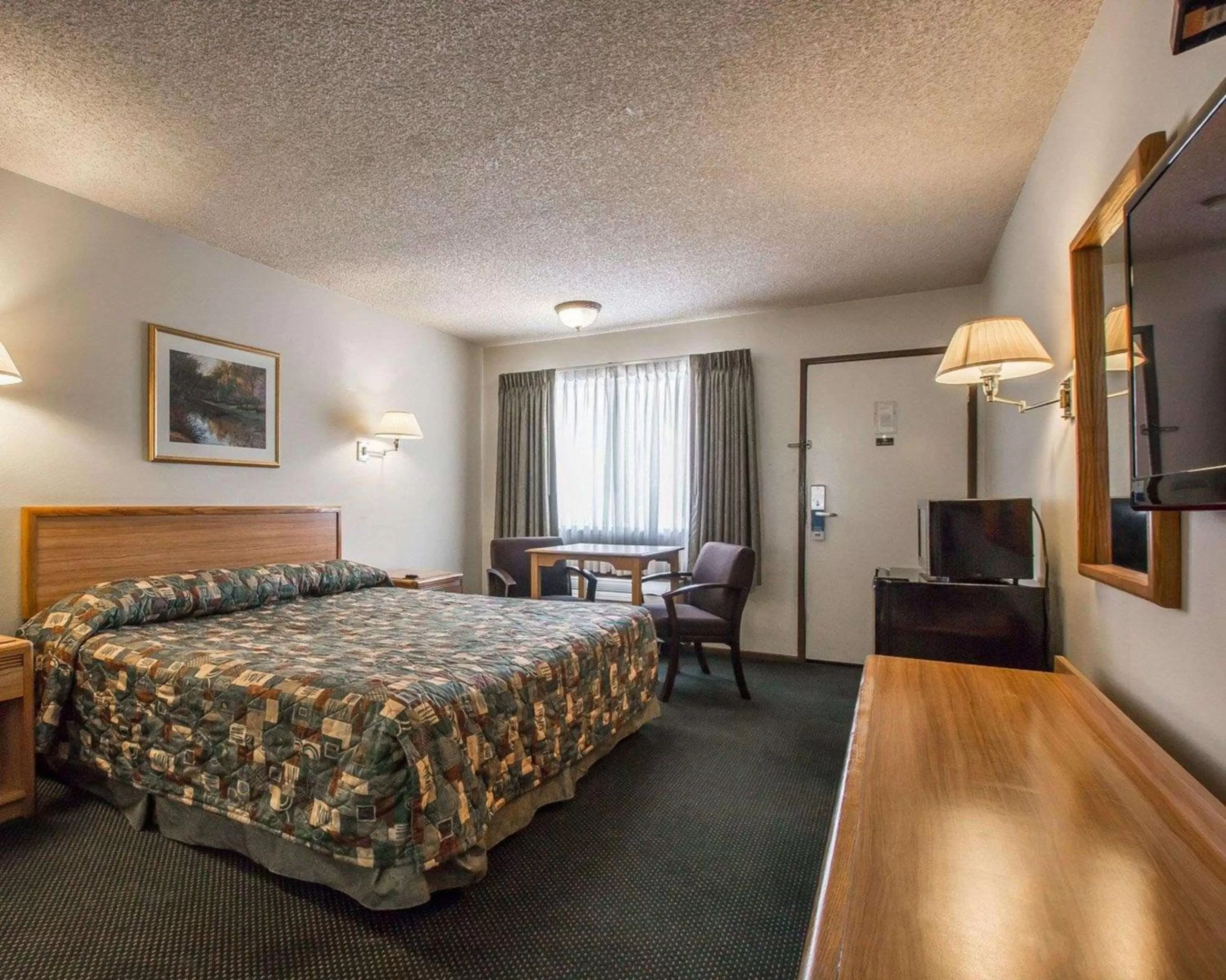 Photo of the whole room, Bed in Palm Inn Hotel near Tyler Mall Riverside