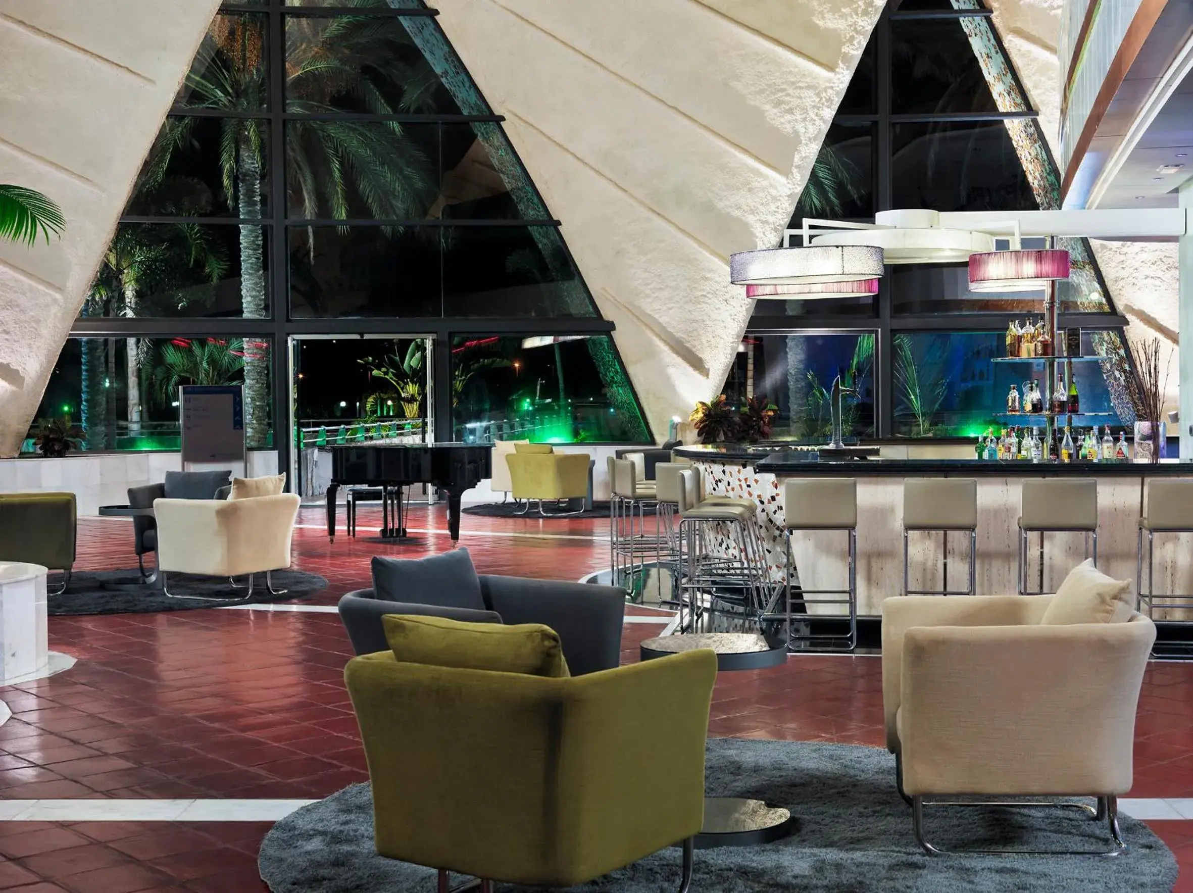 Lounge or bar in H10 Playa Meloneras Horizons Collection Lounge or bar in H10 Playa Meloneras Horizons Collection