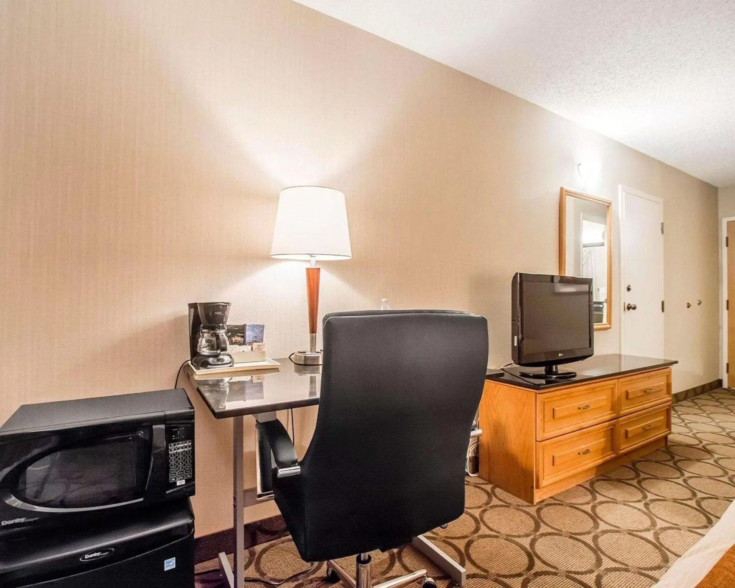 Photo of the whole room, TV/Entertainment Center in Comfort Inn Rimouski
