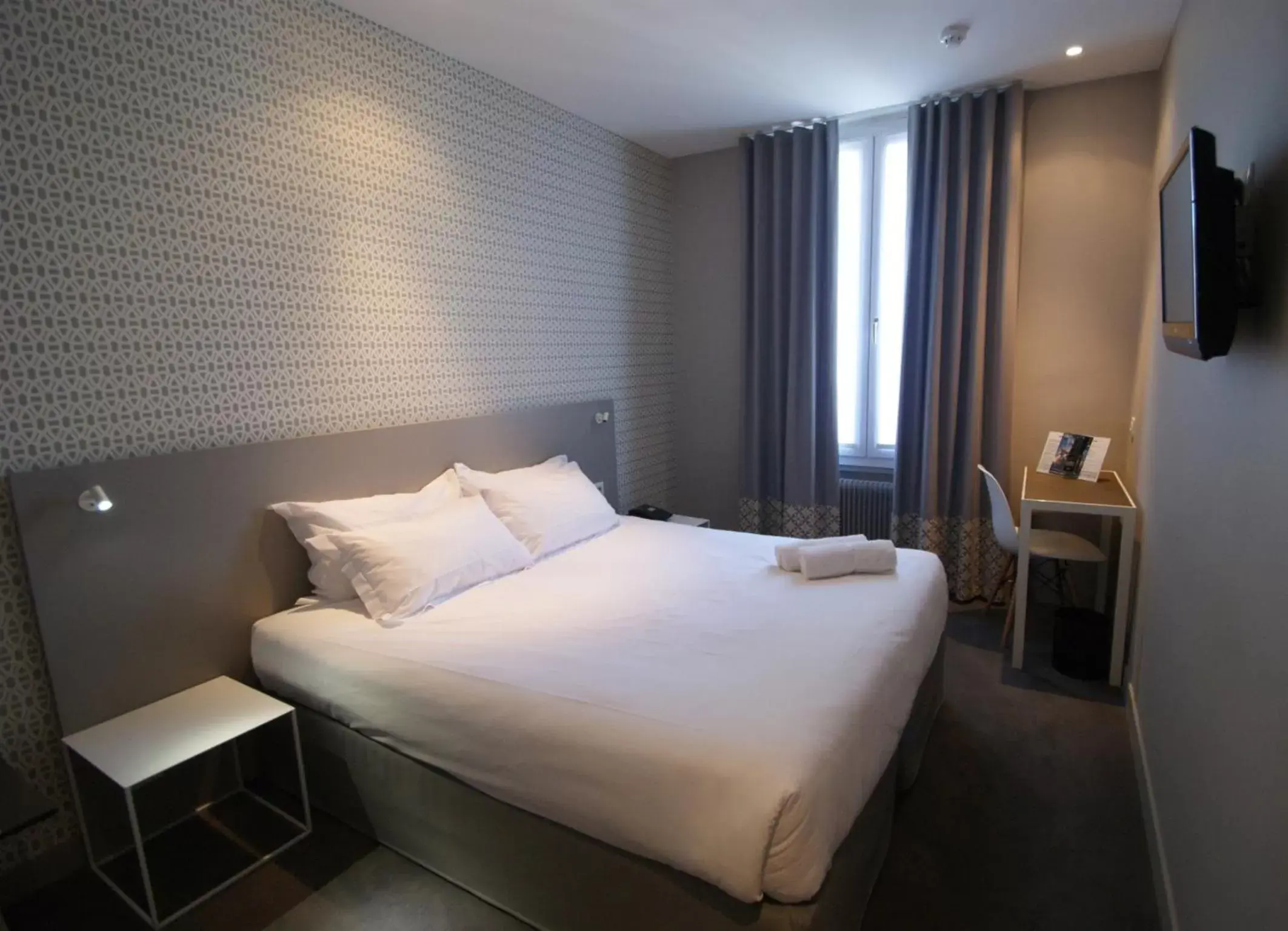 TV and multimedia, Bed in Acropolis Hotel Paris Boulogne
