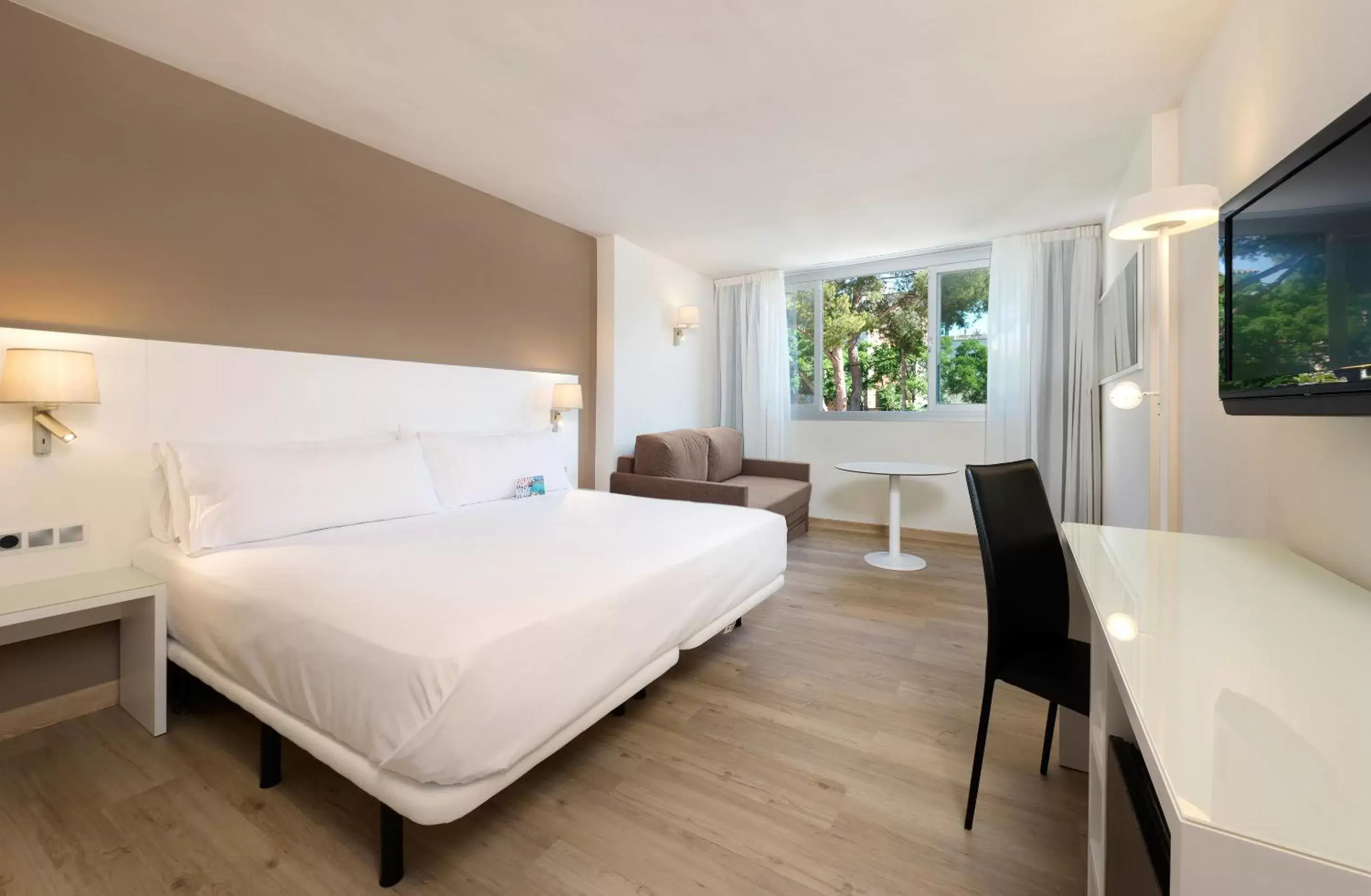 Photo of the whole room, Bed in INNSiDE by Meliá Palma Bosque
