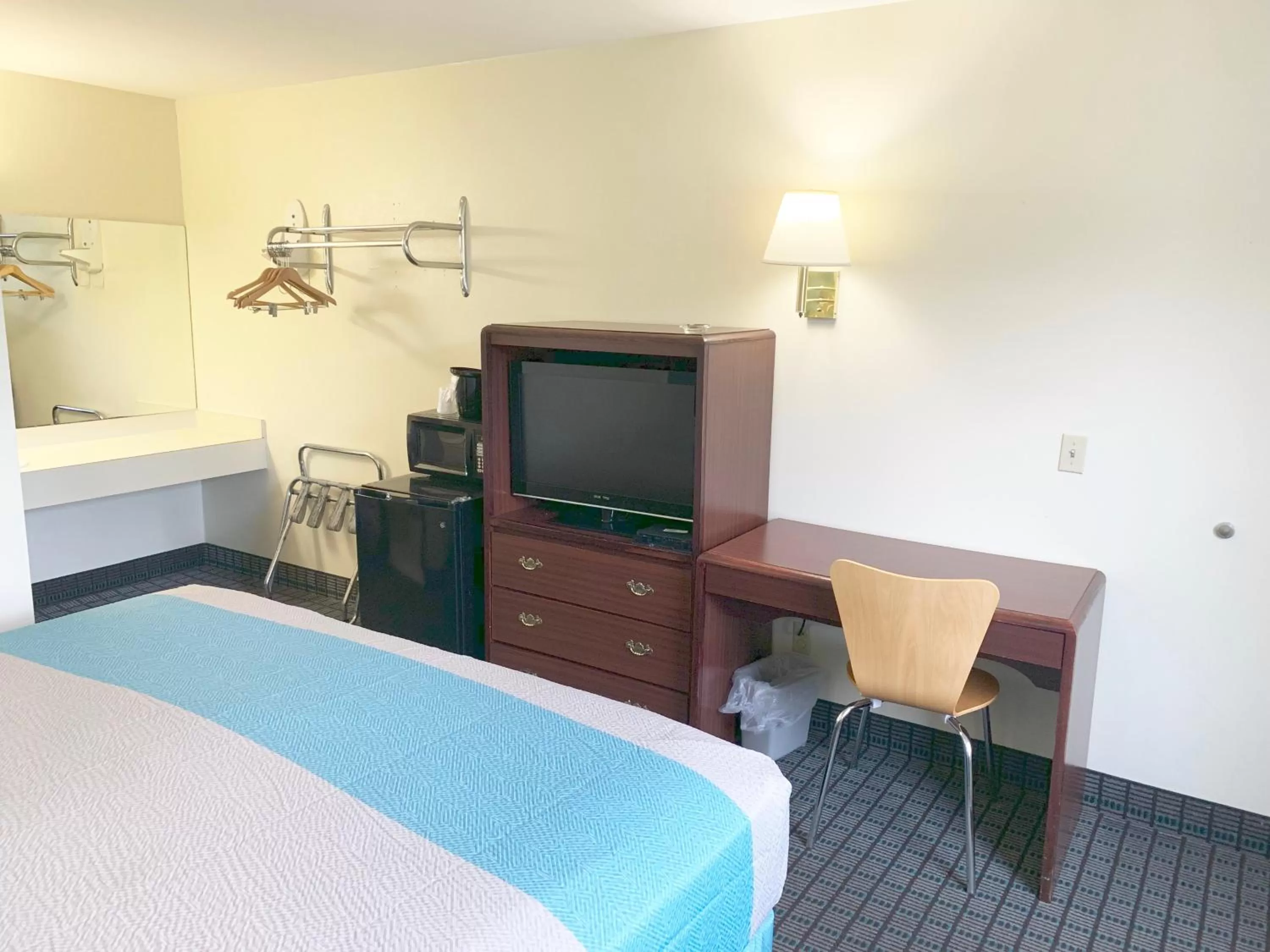 Quadruple Room - Disability Access - Roll in Shower in Motel 6 McGraw, NY - Cortland