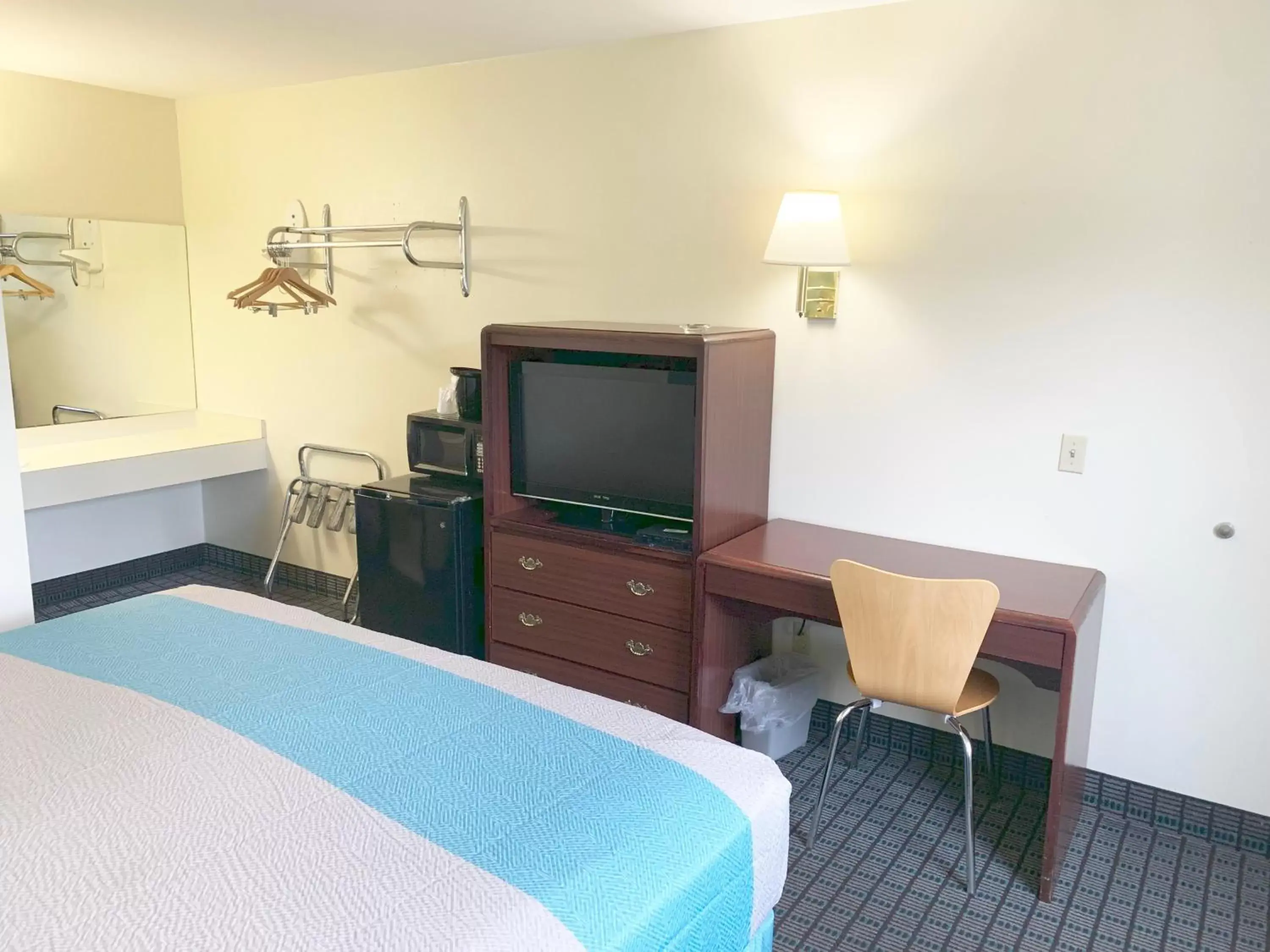 TV and multimedia, TV/Entertainment Center in Motel 6 McGraw, NY - Cortland