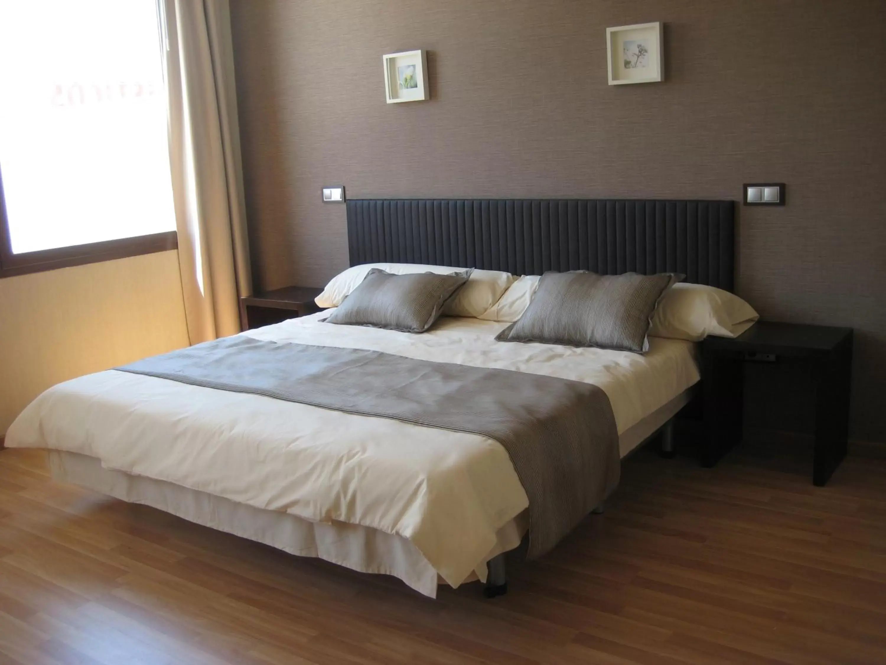 Photo of the whole room, Bed in Dinastia