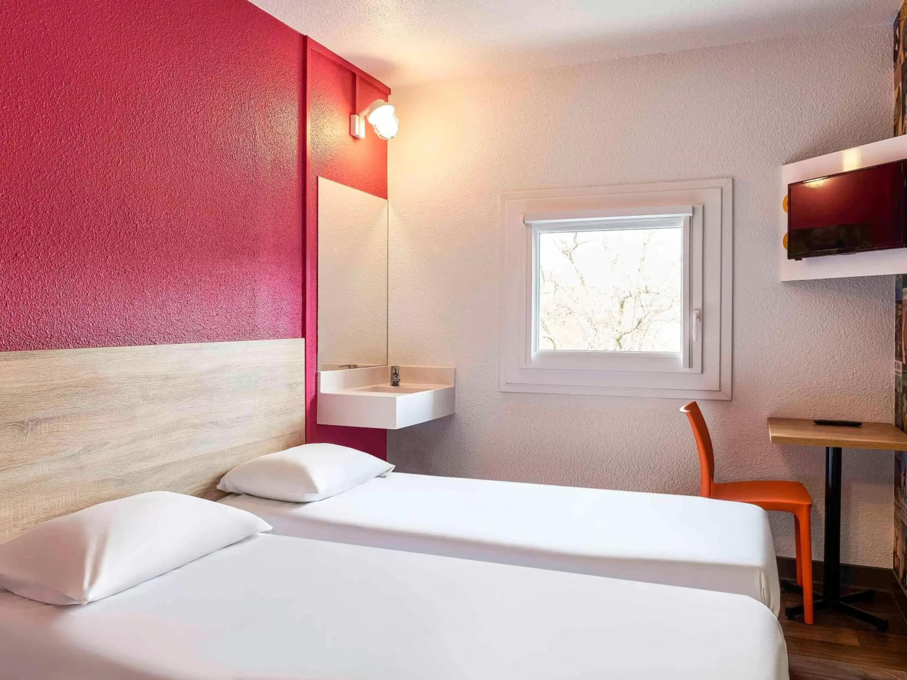 Bathroom, Bed in hotelF1 Paris Porte de Châtillon