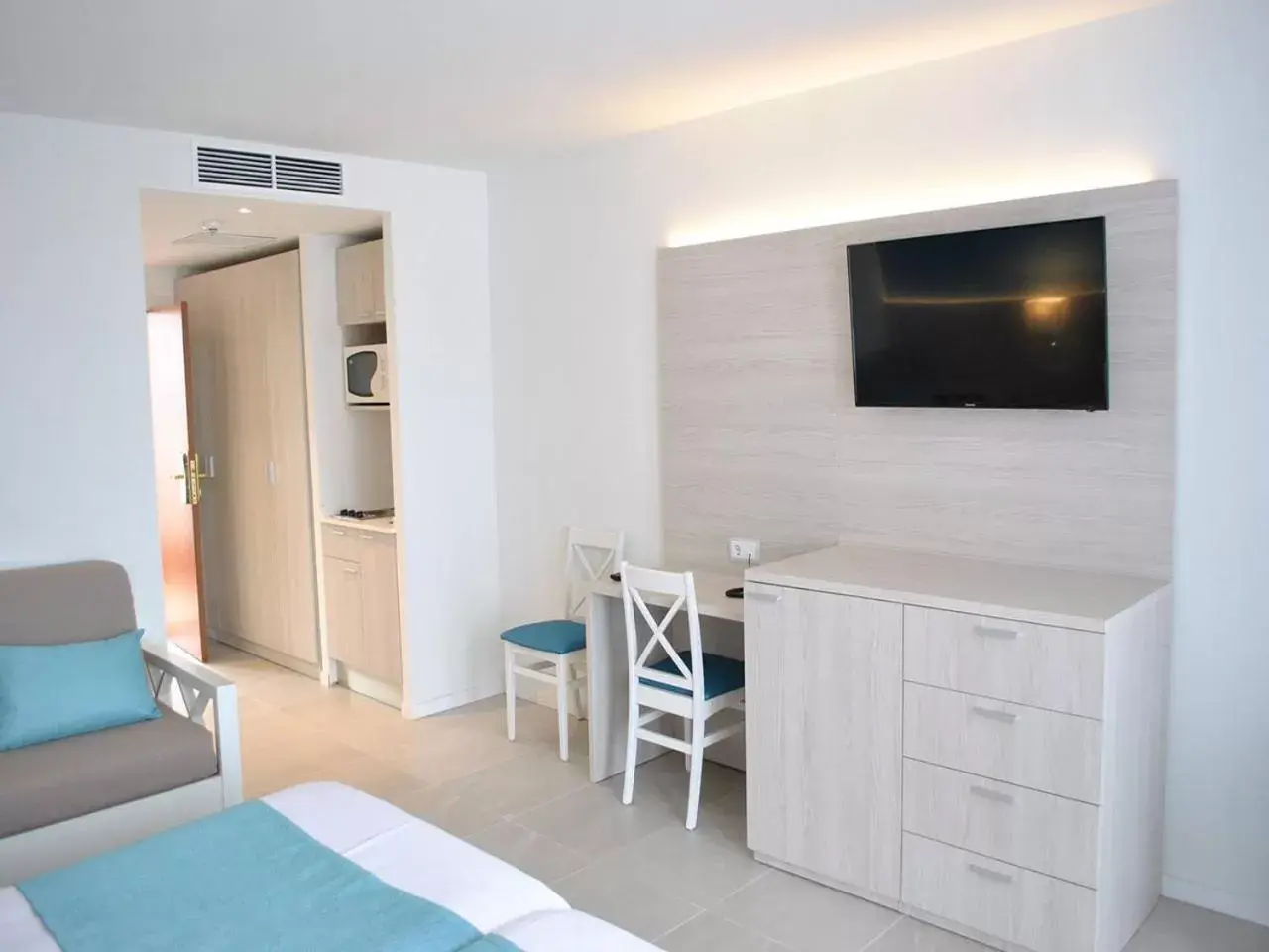 TV/Entertainment Center in Aparthotel y Hotel Paguera Beach