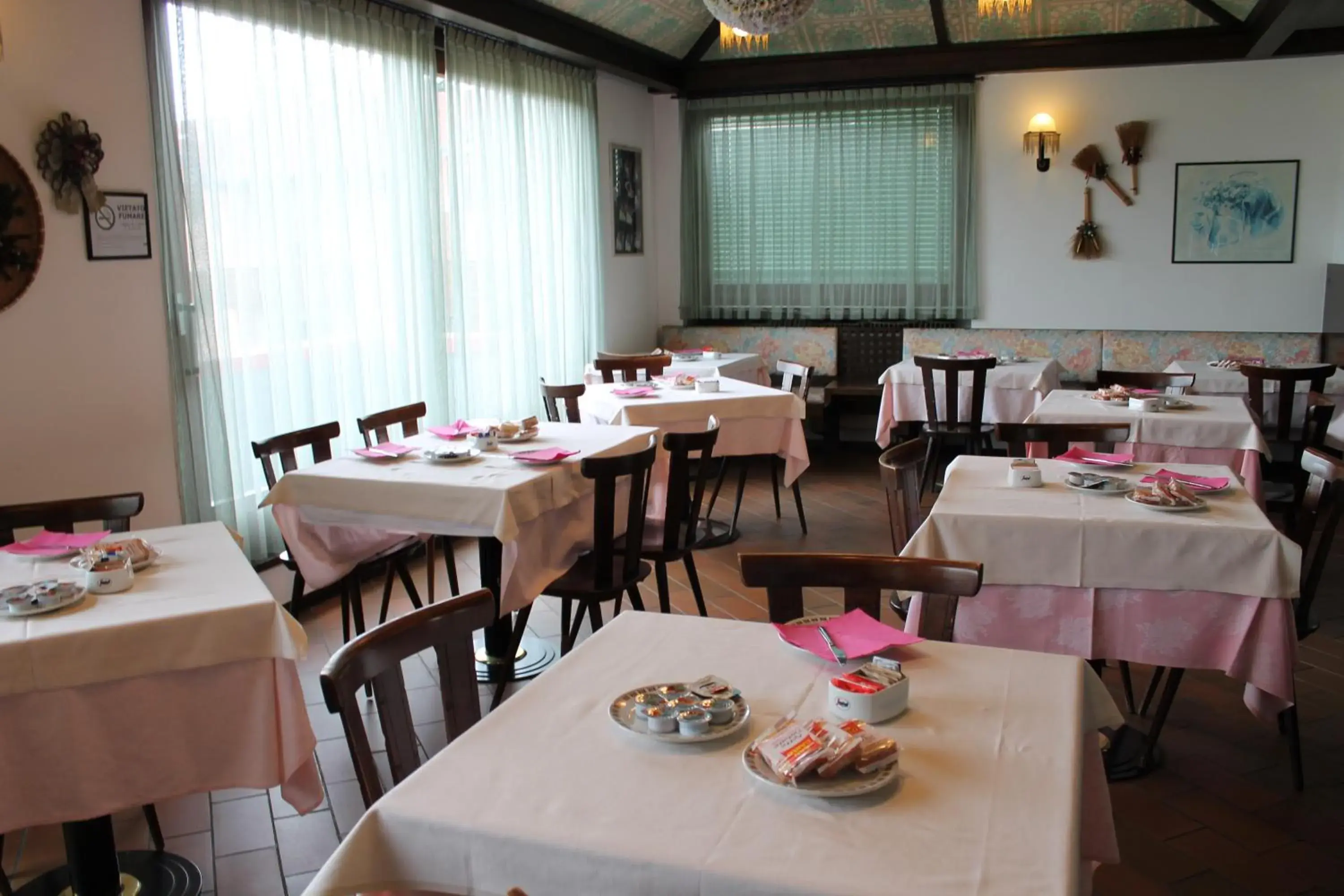 Breakfast, Restaurant/Places to Eat in Hotel O'Scugnizzo 2