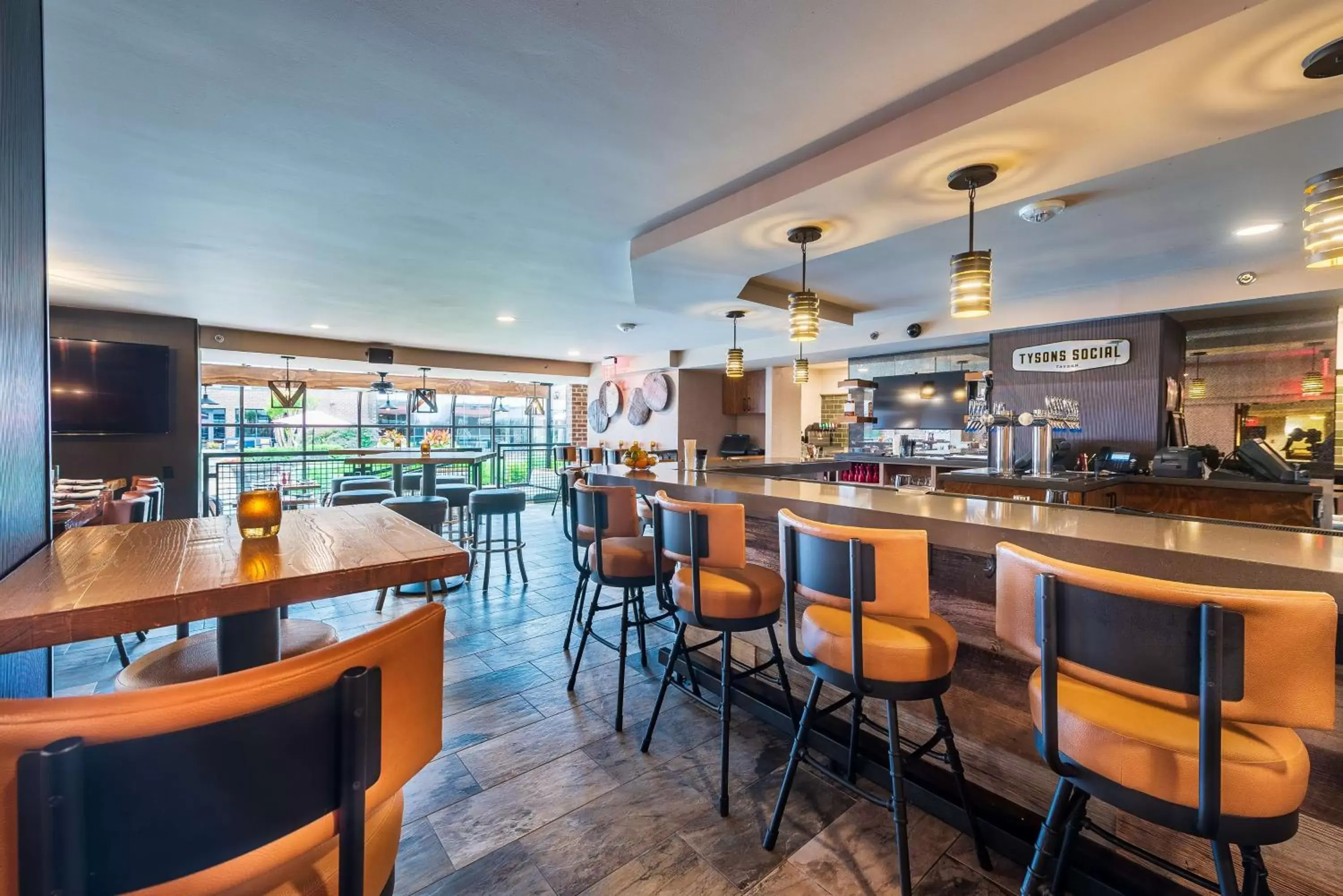 Restaurant/places to eat, Lounge/Bar in DoubleTree by Hilton McLean Tysons