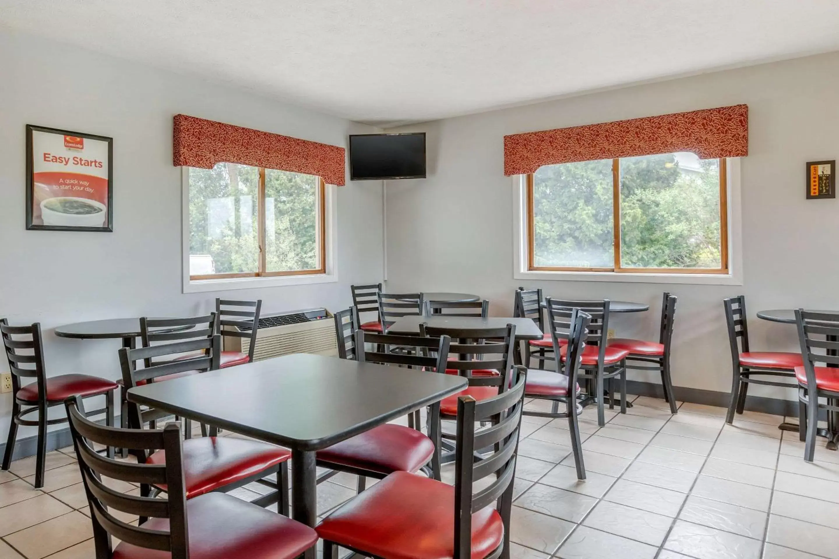 Breakfast, Restaurant/Places to Eat in Econo Lodge Traverse City