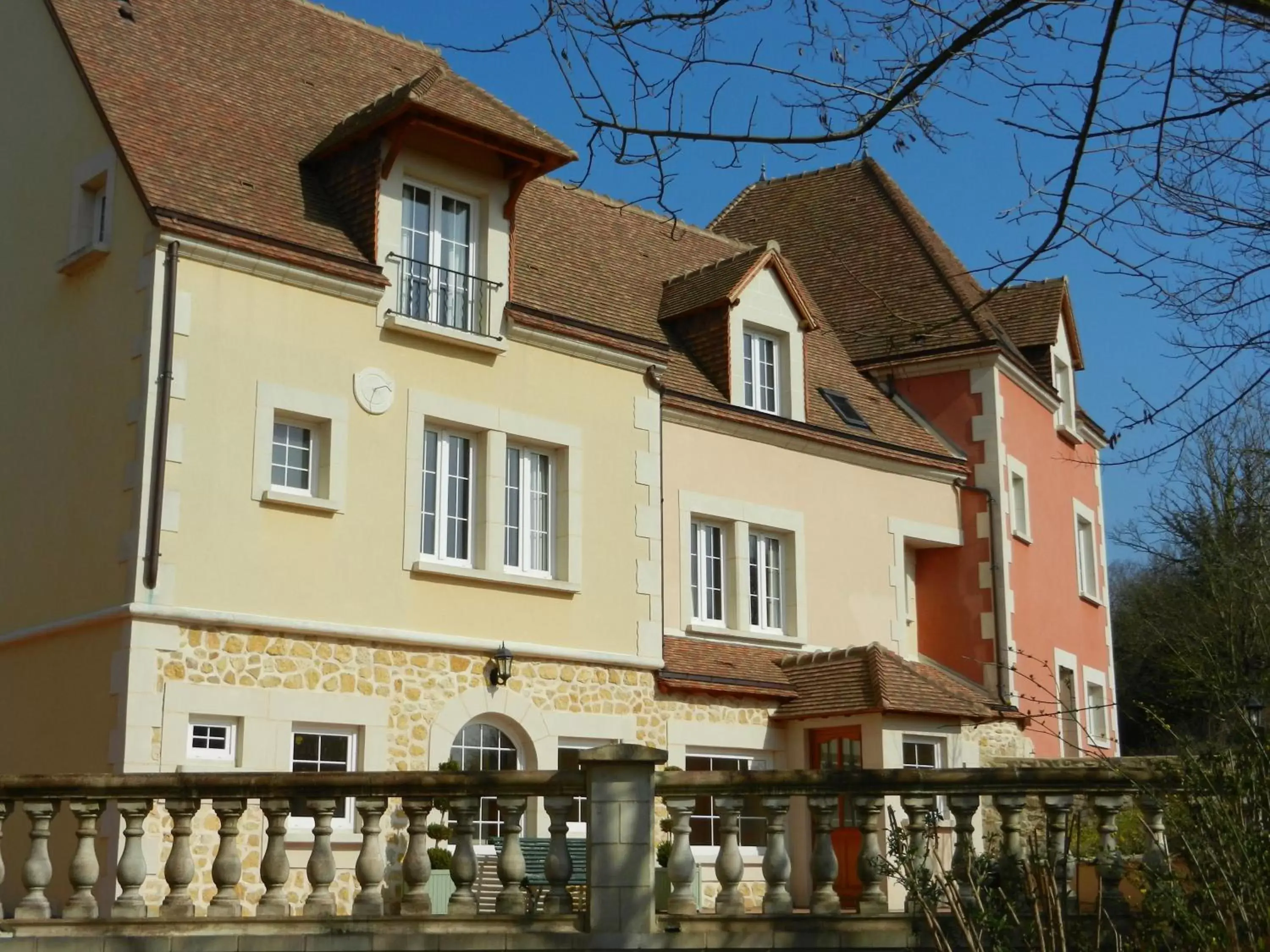 Facade/entrance, Property Building in Hôtel Résidence Normandy Country Club by Popinns