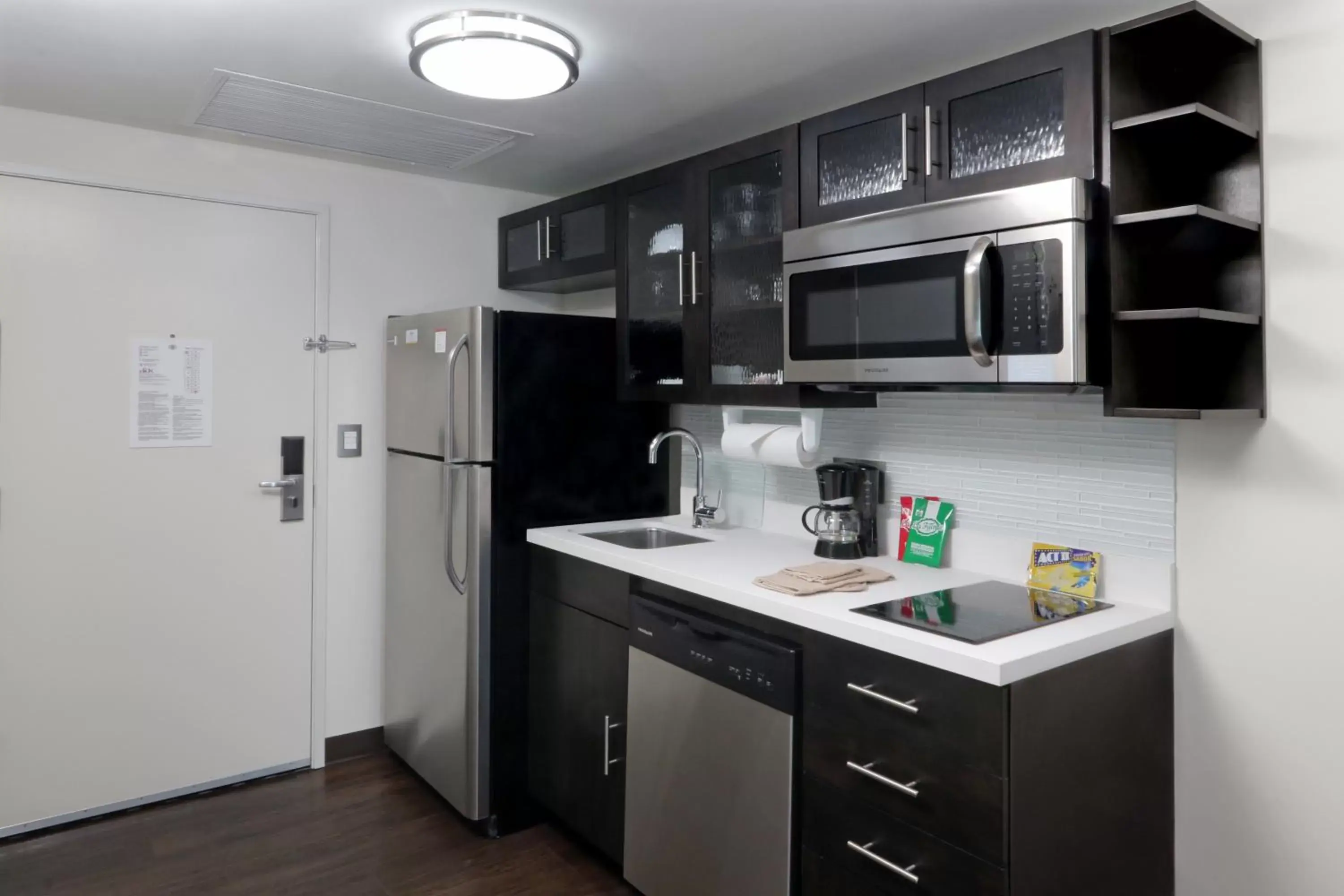 Photo of the whole room, Kitchen/Kitchenette in Candlewood Suites - Queretaro Juriquilla, an IHG Hotel