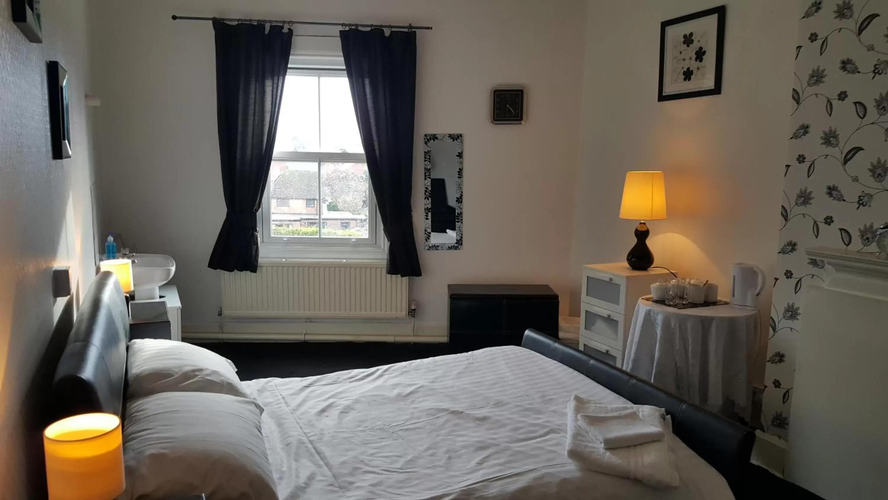Photo of the whole room, Bed in Station Hotel