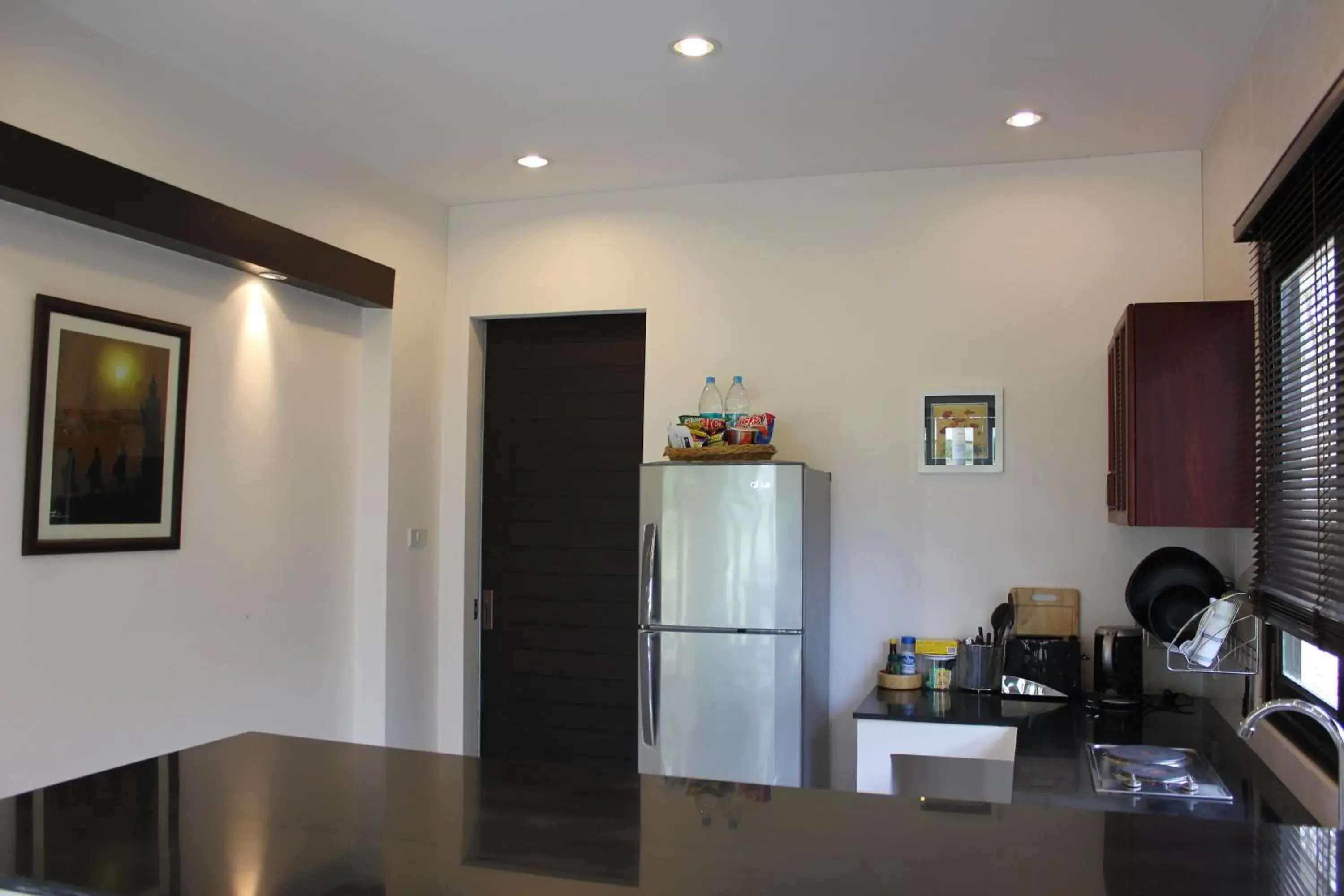 Kitchen or kitchenette, TV/Entertainment Center in Leelawadee Garden Resort