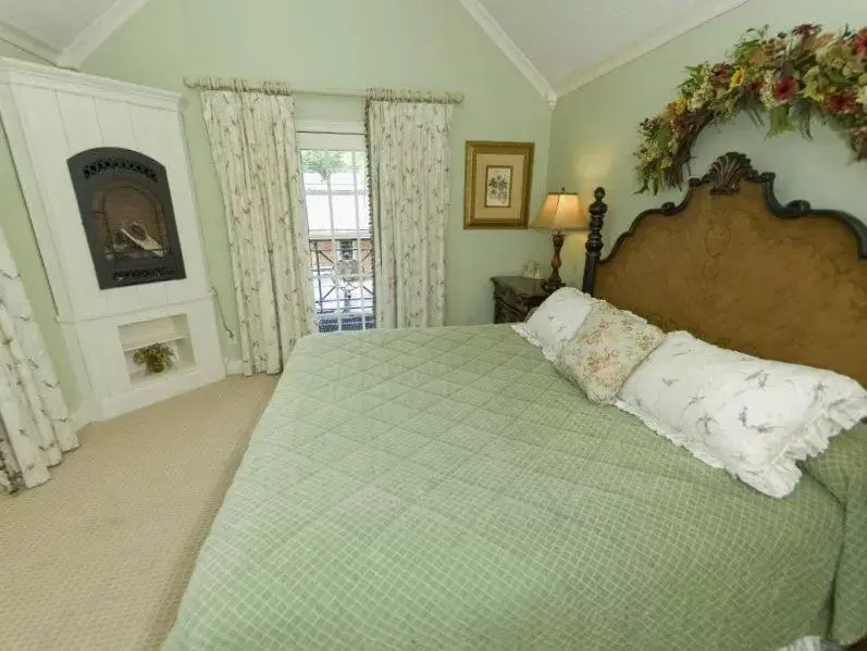 Photo of the whole room, Bed in Hillwinds Inn - Blowing Rock