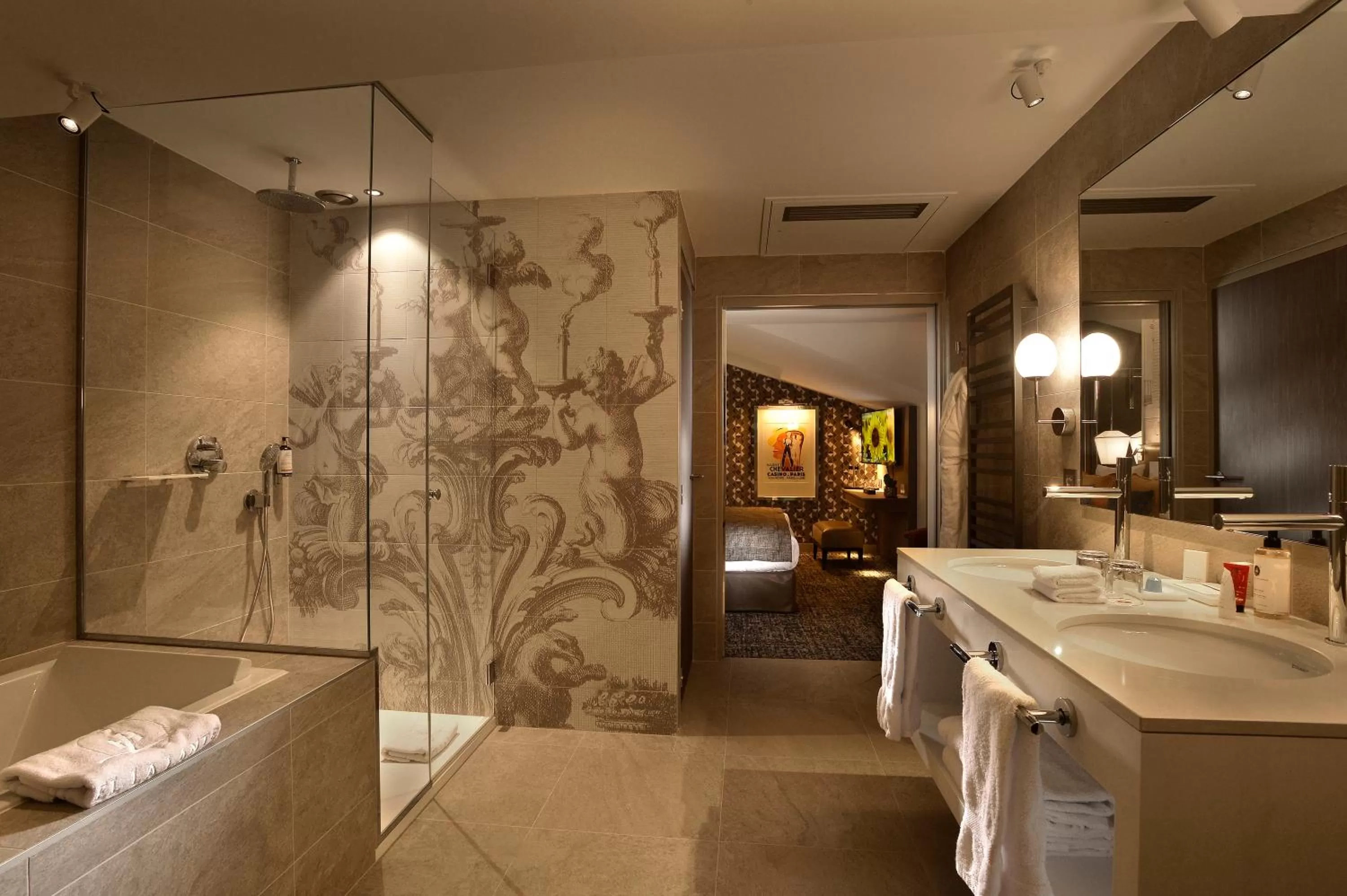 Bathroom in Hotel La Lanterne & Spa By Timhotel
