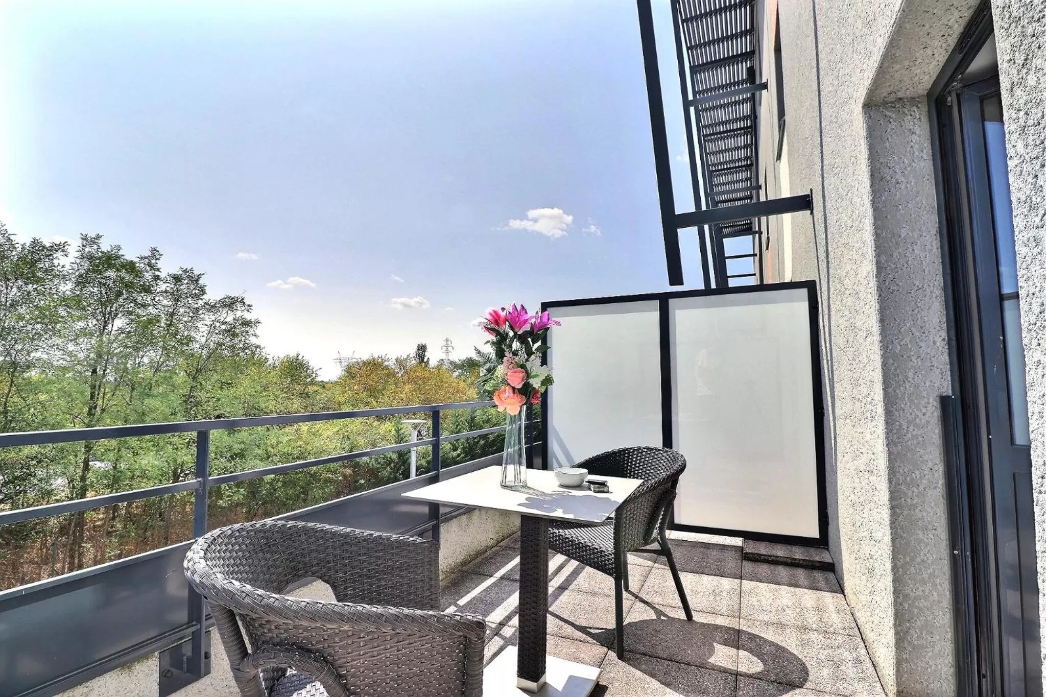 Balcony/Terrace in Hôtel des Lumières Lyon Meyzieu Arena Stadium