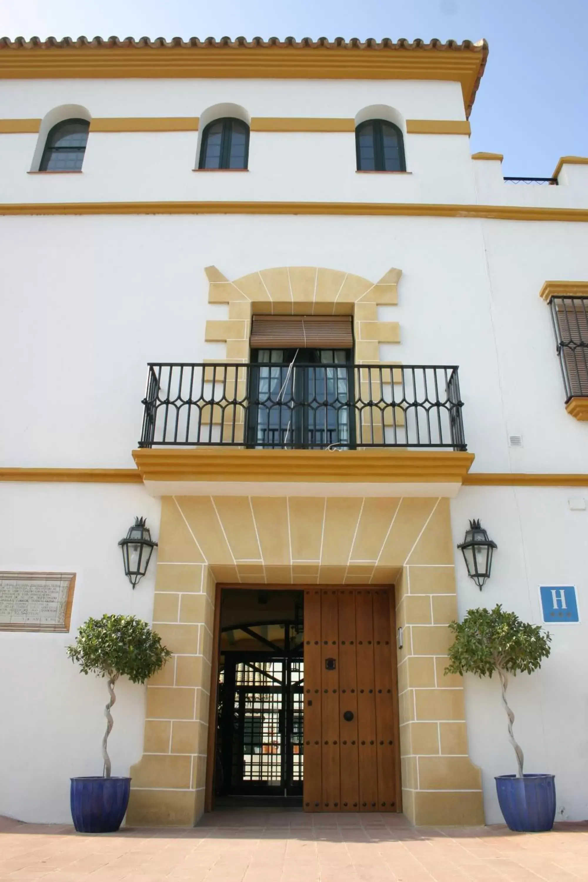 Facade/entrance, Property Building in Mesón de la Molinera