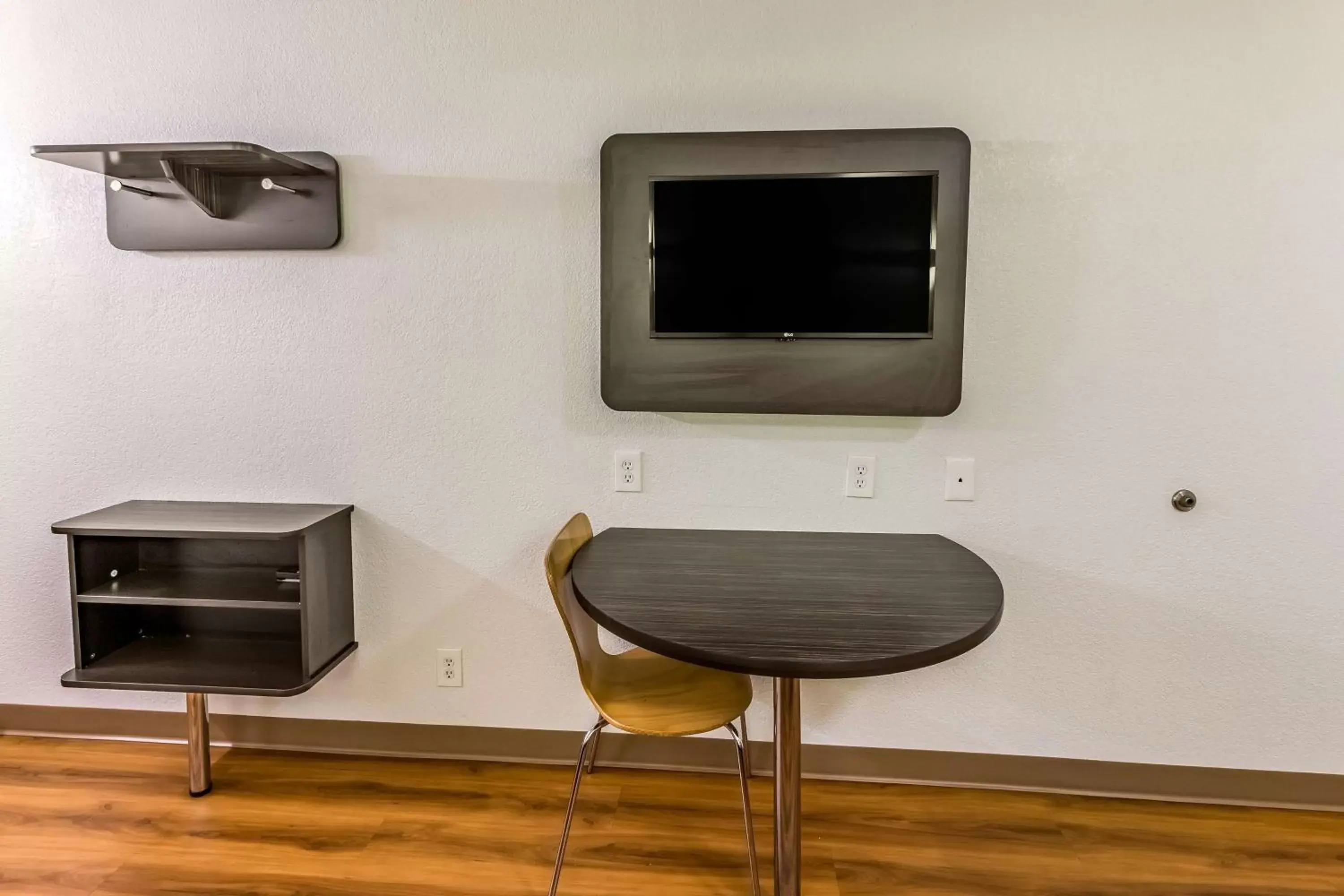 Photo of the whole room, TV/Entertainment Center in Motel 6-Bellmead, TX - Waco