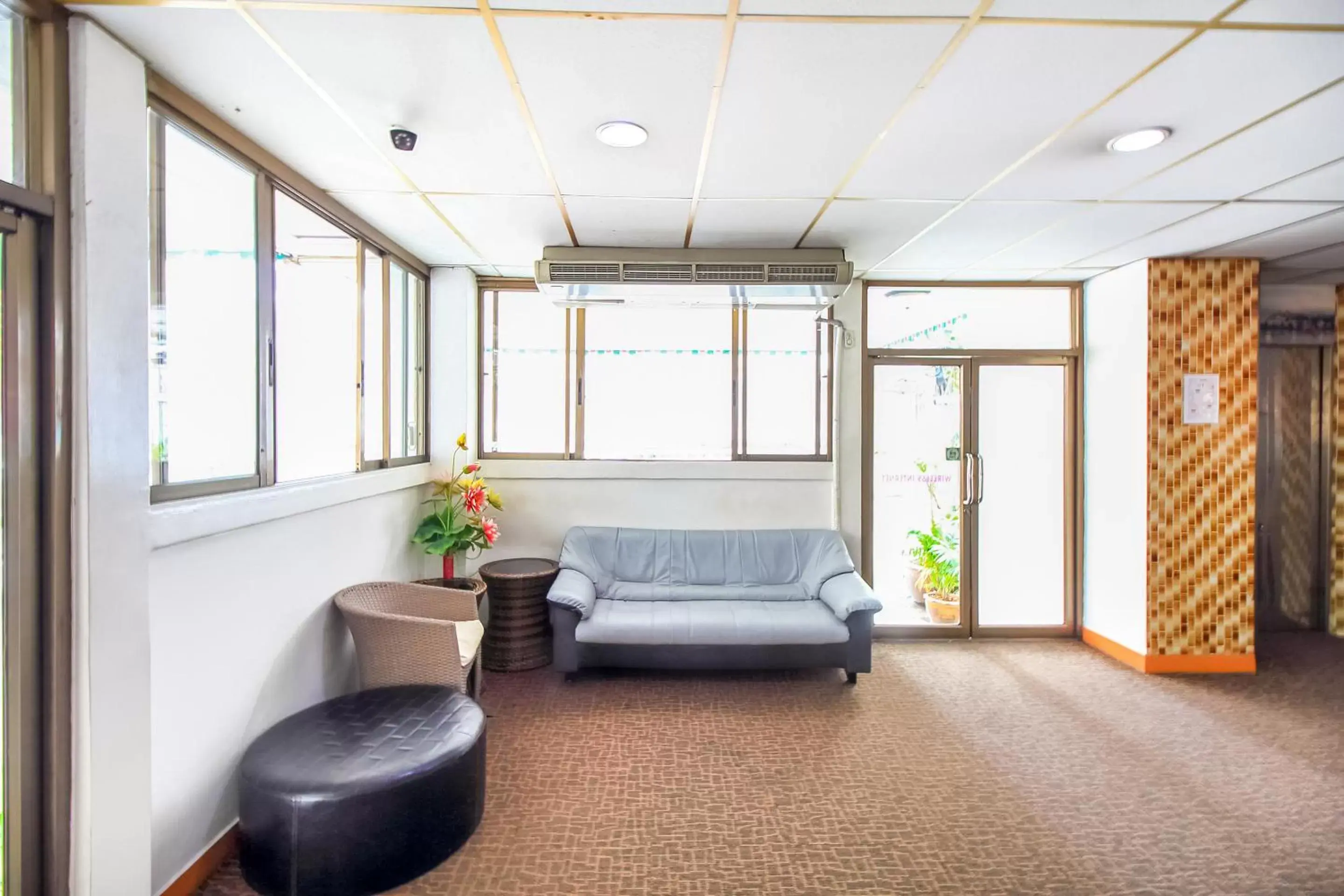 Seating area, Bed in Crown BTS Nana Hotel Seating area, Bed in Crown BTS Nana Hotel