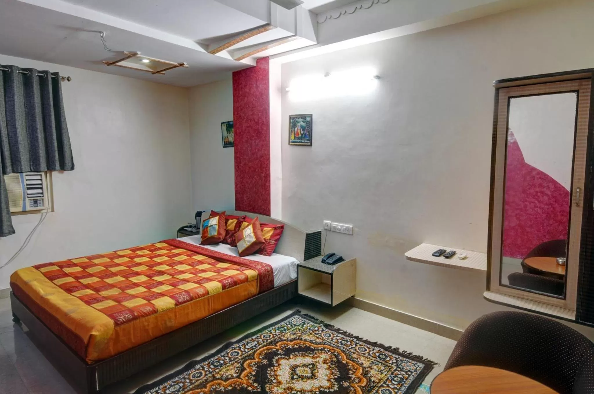 Bed in Hotel Omni Plaza