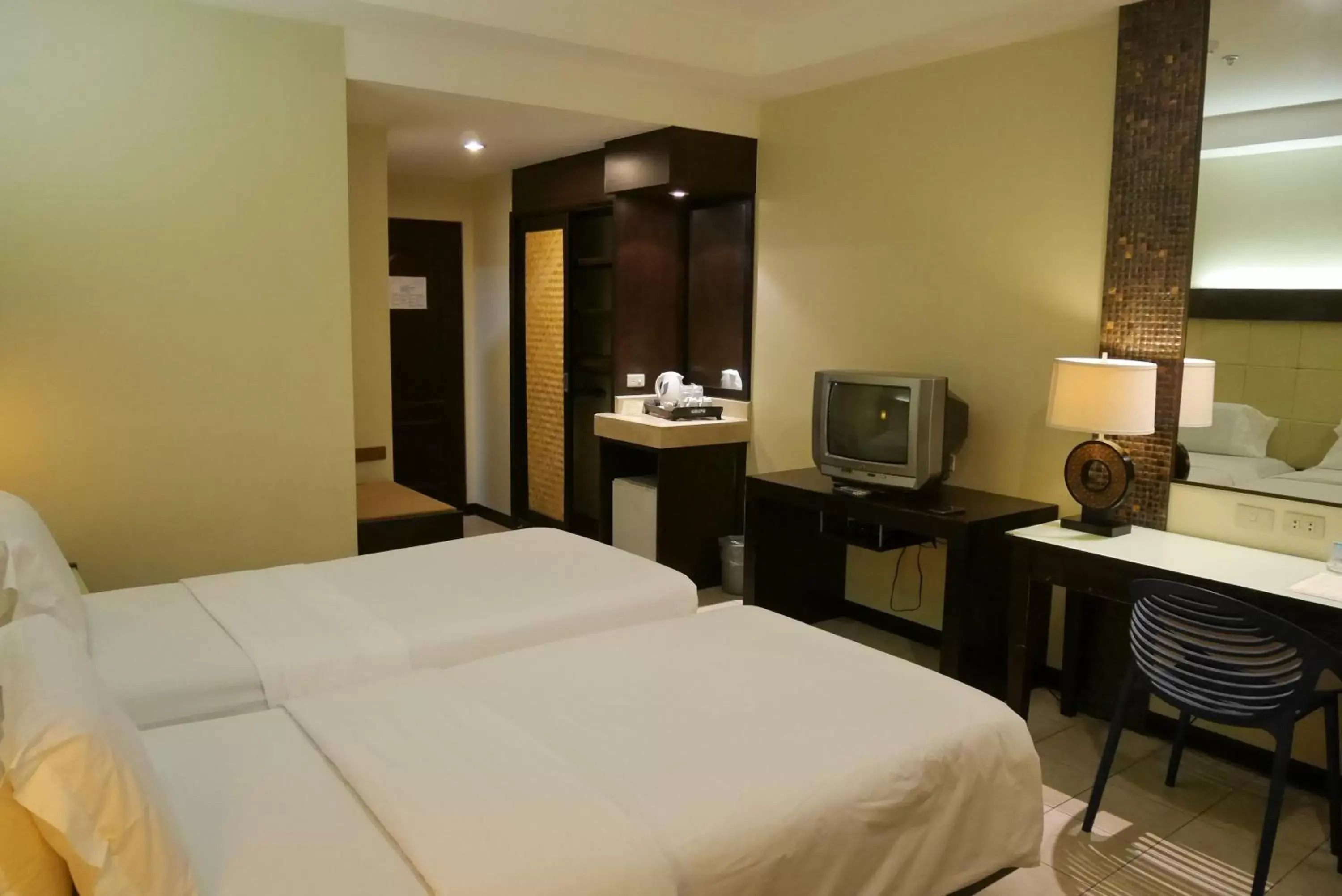 TV and multimedia, Bed in Circle Inn Hotel and Suites Bacolod