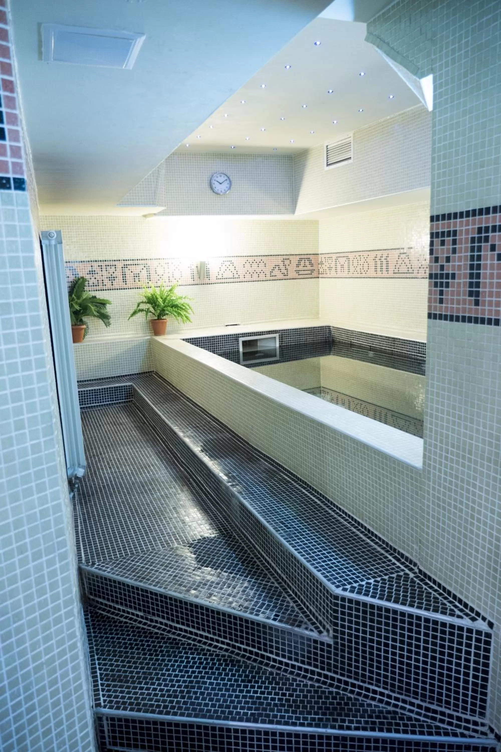 Hot Tub in Martin Club Hotel